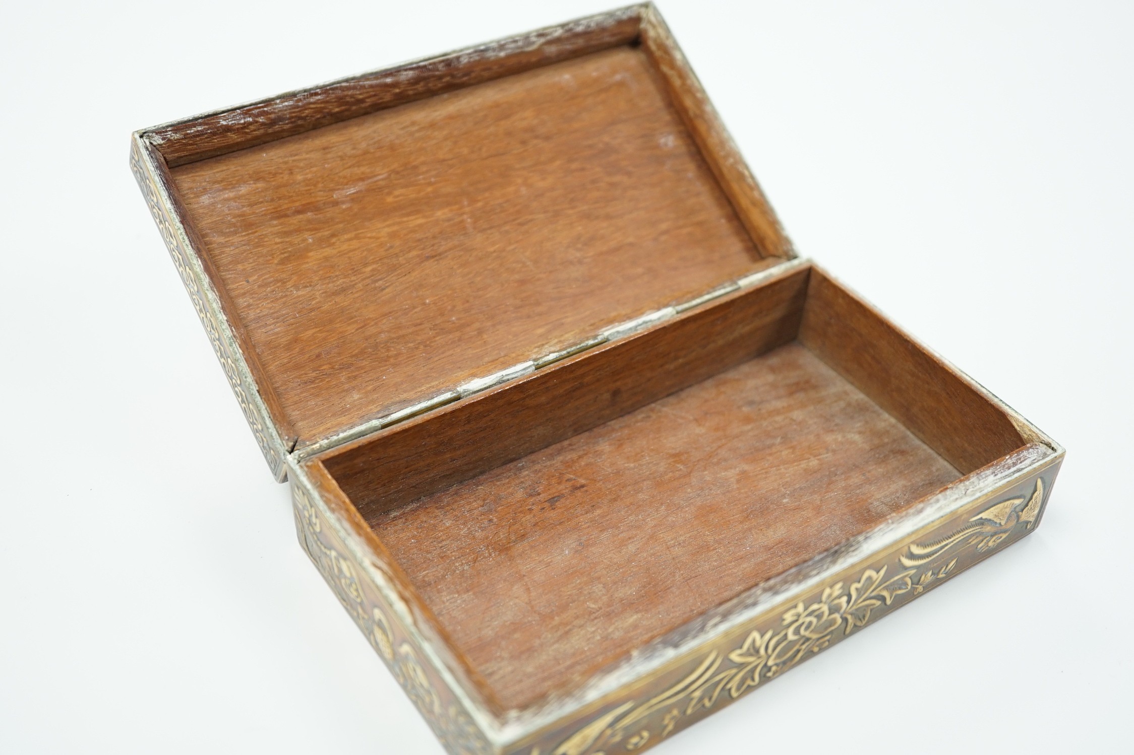 A Chinese brass 'dragon' cigarette box, 15.5cm - Bild 5 aus 5