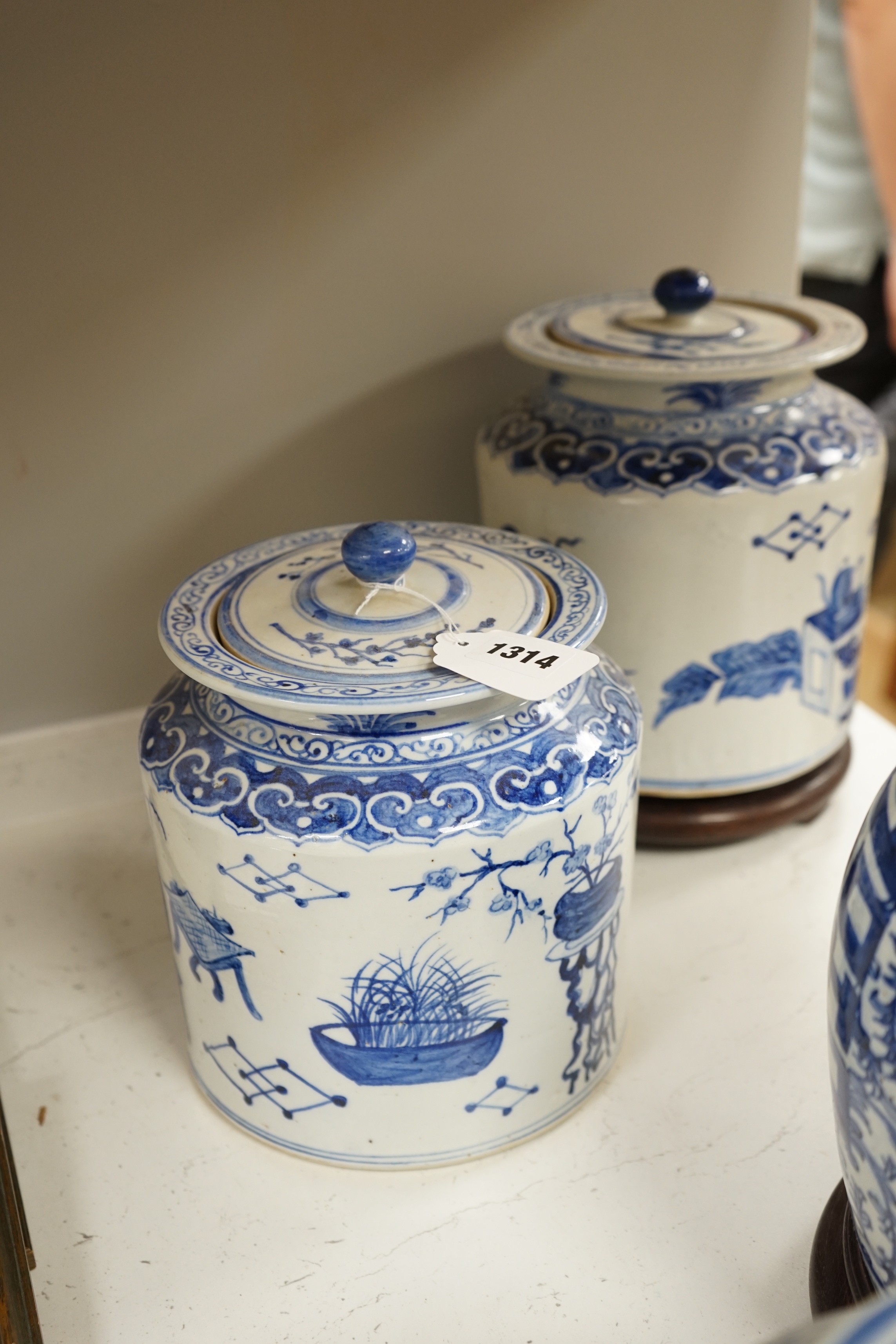 Two pairs of Chinese blue and white jars, tallest 24cm - Bild 3 aus 5