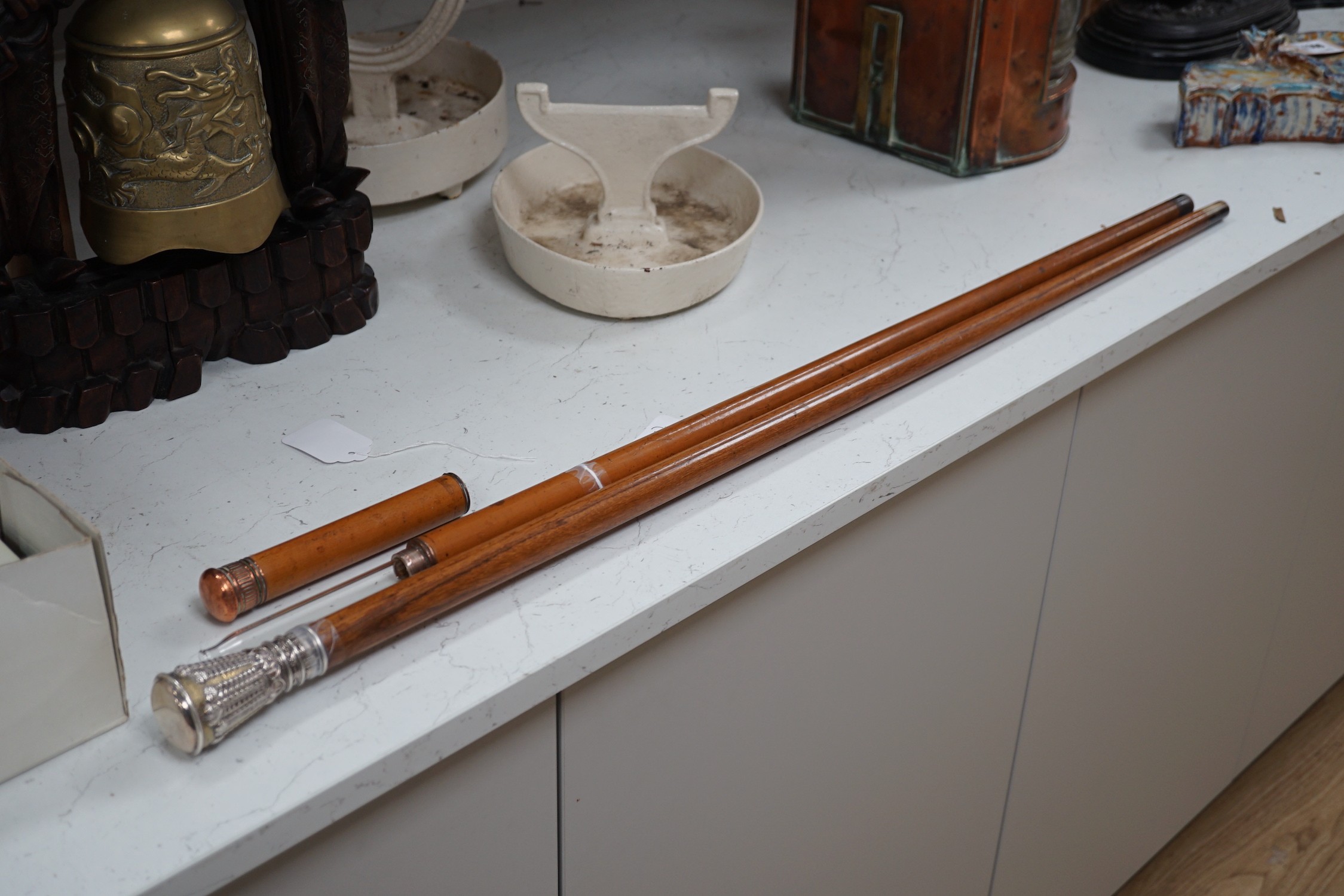 A silver handled cane win a horn tip and a copper handled flask cane,silver handled cane 94 cms - Bild 2 aus 4