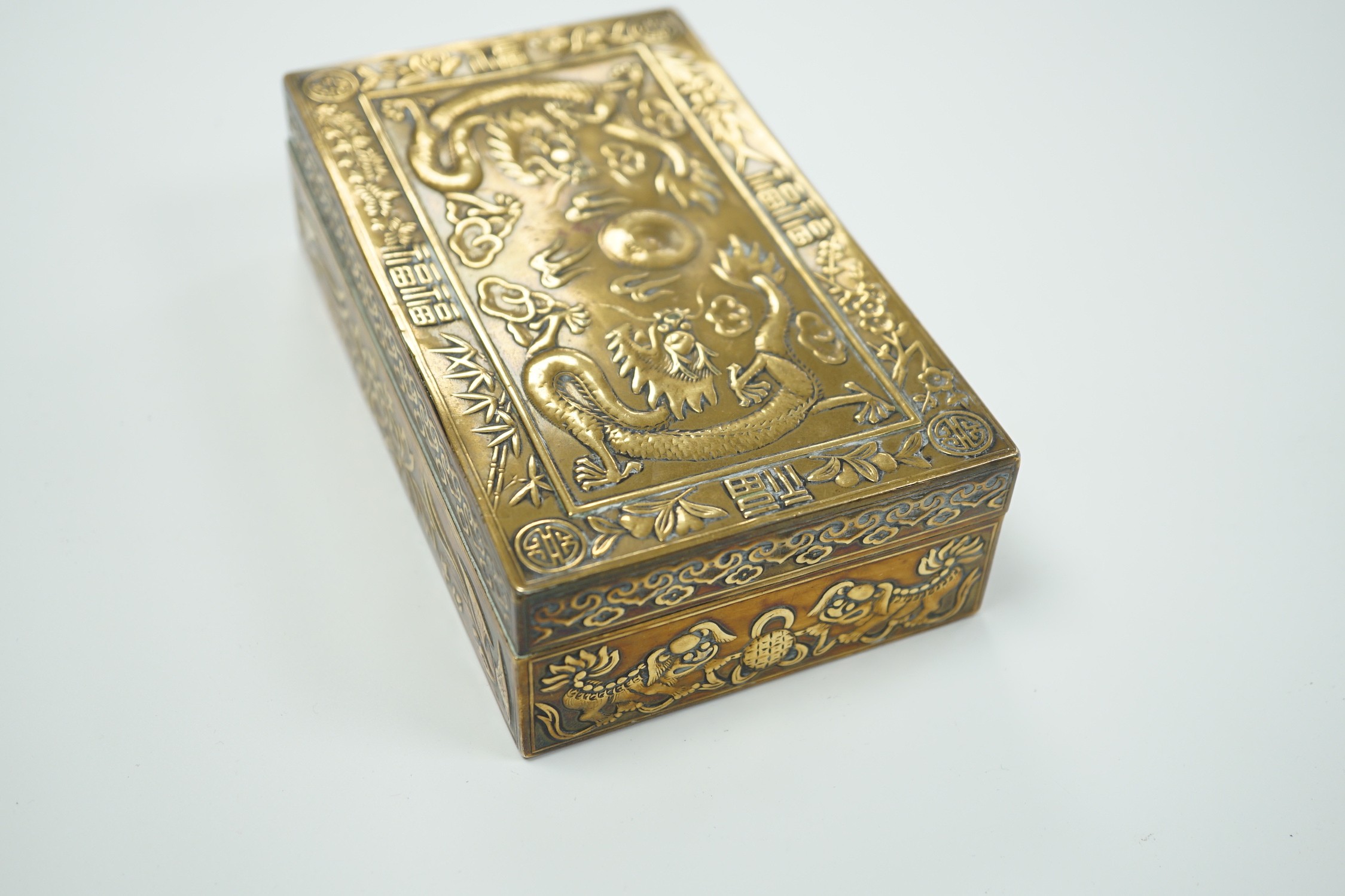 A Chinese brass 'dragon' cigarette box, 15.5cm - Bild 3 aus 5