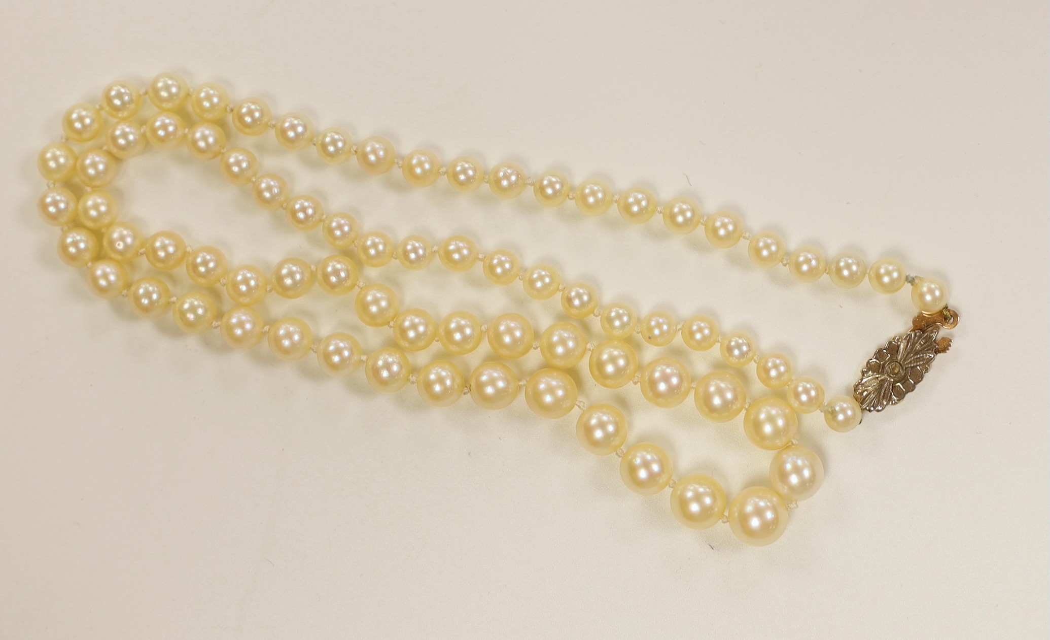 A single strand graduated cultured pearl necklace, with rose cut diamond set yellow metal clasp, - Image 2 of 2