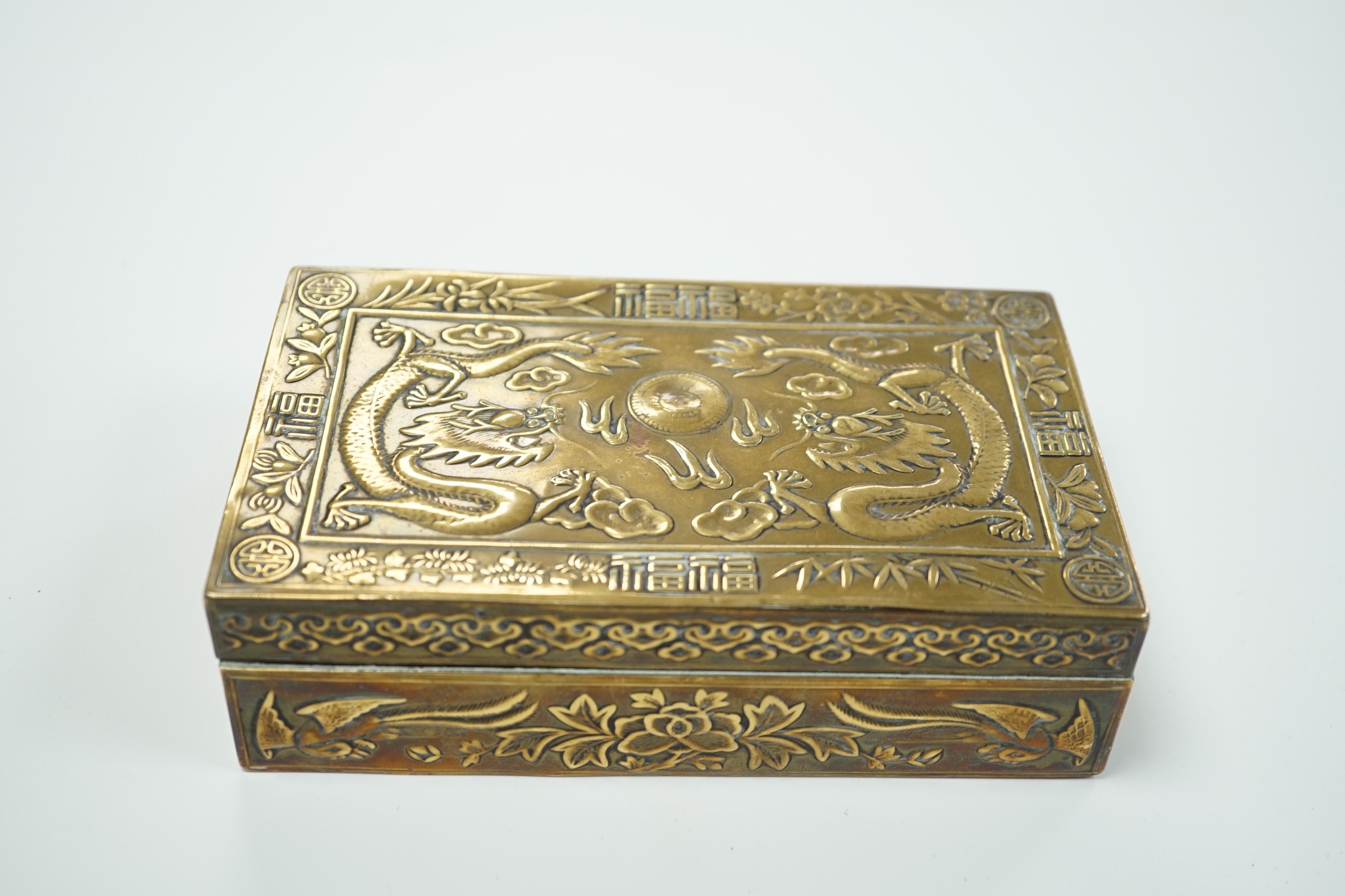 A Chinese brass 'dragon' cigarette box, 15.5cm - Bild 2 aus 5