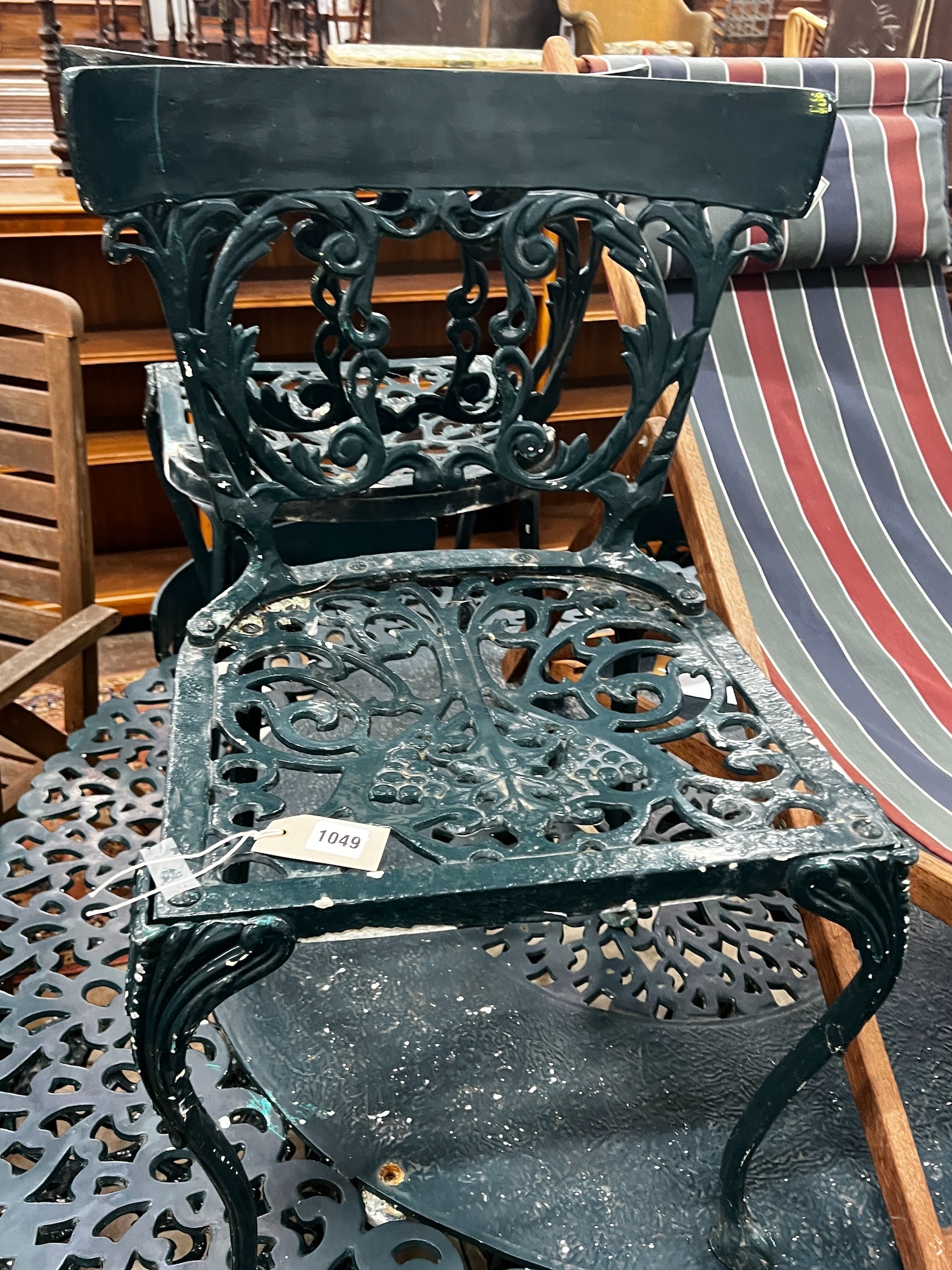 A Victorian style circular aluminium garden table and eight aluminium garden chairs, table 142cm - Bild 3 aus 5