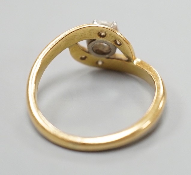 A continental yellow metal and single stone diamond set ring, with diamond set crossover - Image 4 of 4