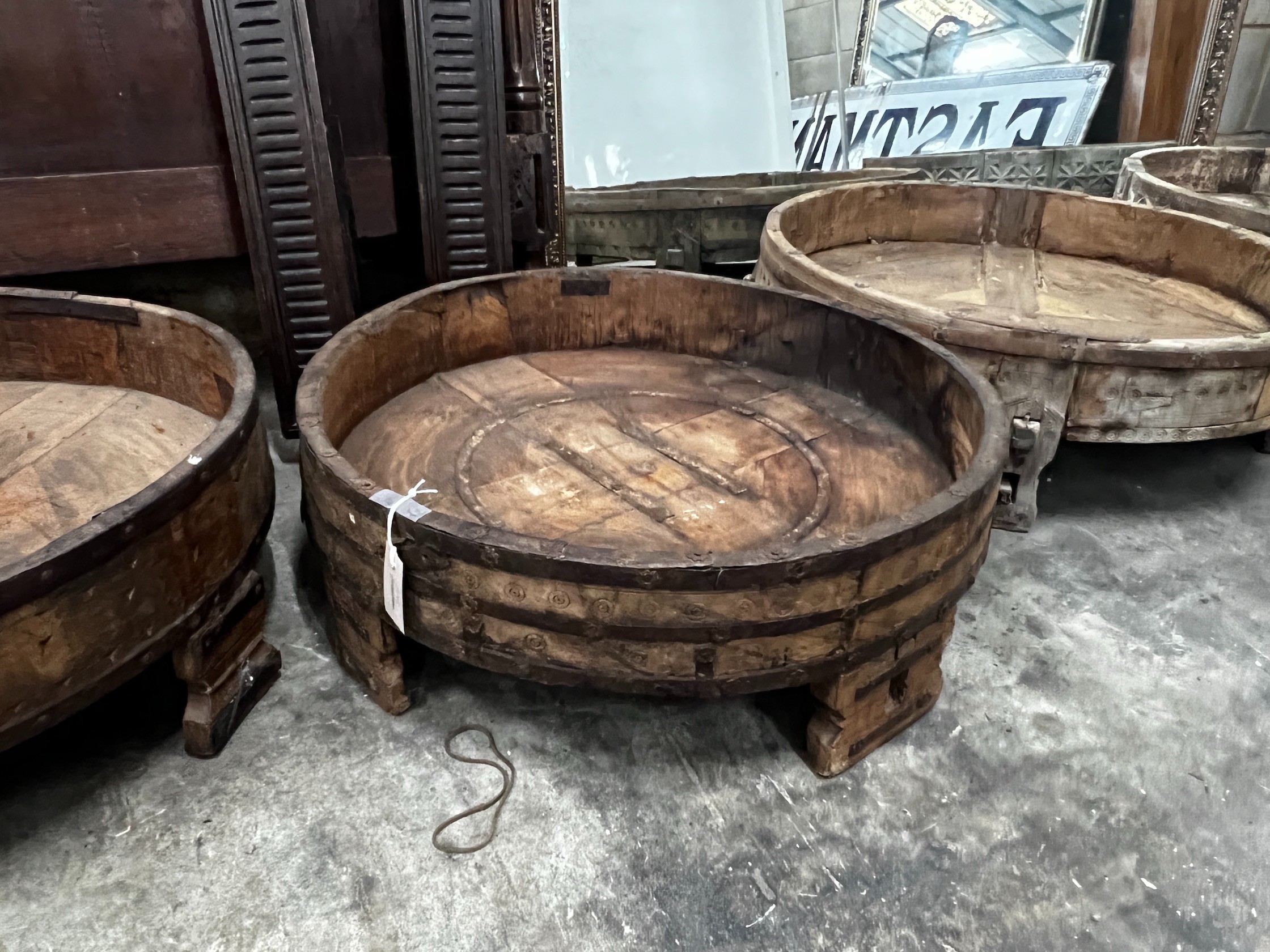 Four chip carved mazers, largest diameter 76cm, and a pair of Afghan stools - Bild 3 aus 4