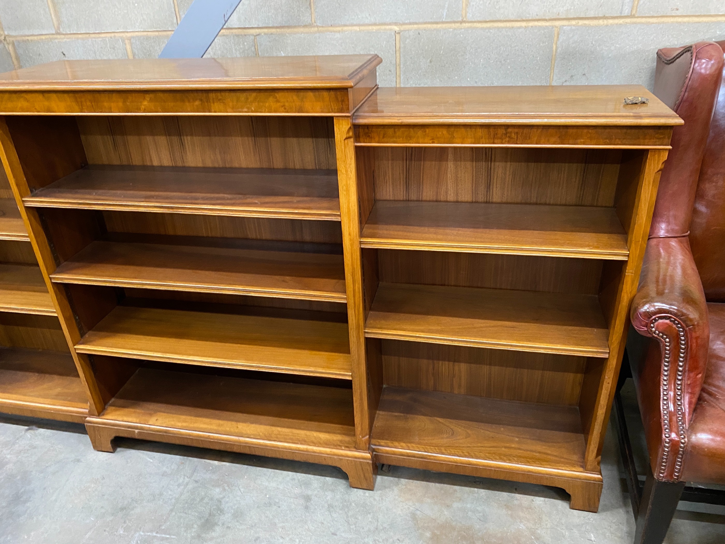 A mahogany open dwarf breakfront bookcase, width 213cm, depth 33cm, height 115cm - Bild 3 aus 3