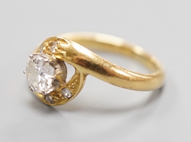 A continental yellow metal and single stone diamond set ring, with diamond set crossover - Image 3 of 4