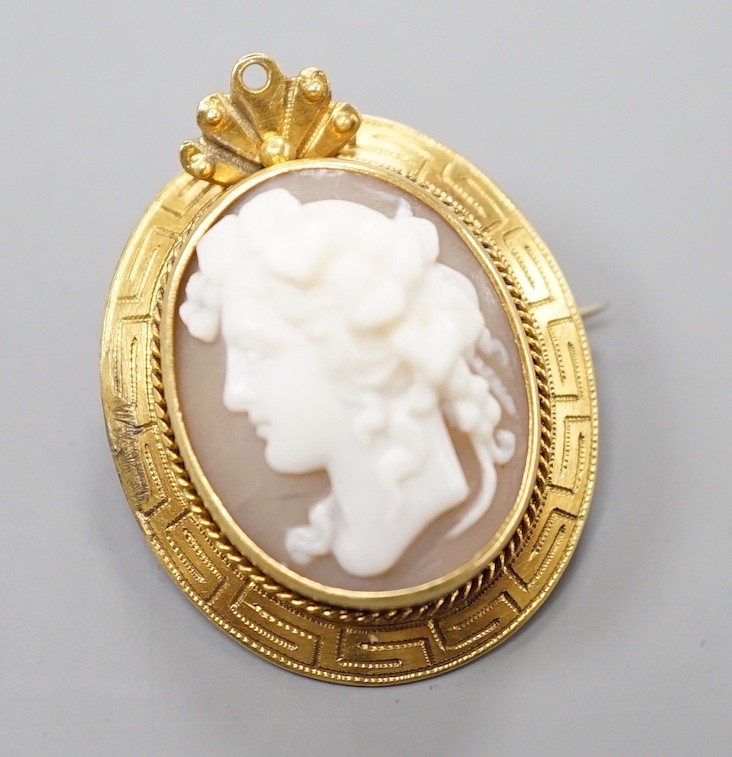 A yellow metal mounted cameo shell brooch, carved with the bust of a lady to dexter, 28mm.