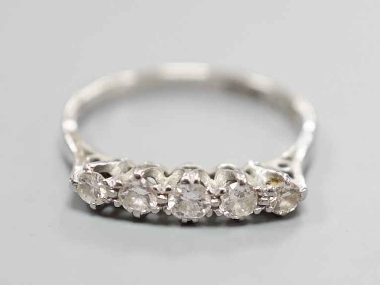 A plat and 18ct five stone diamond set half hoop ring, size K, gross weight 2 grams.