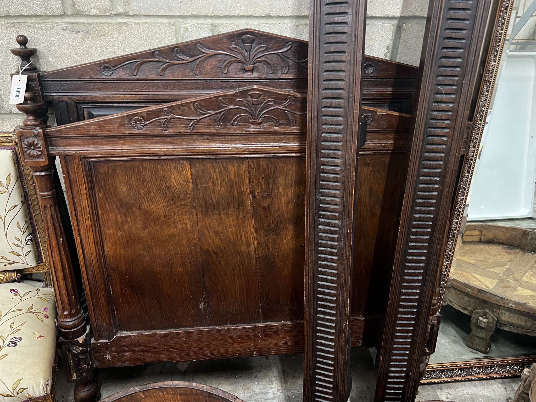 A late 19th century French carved oak single bed frame, width 110cm height 115cm - Bild 2 aus 2