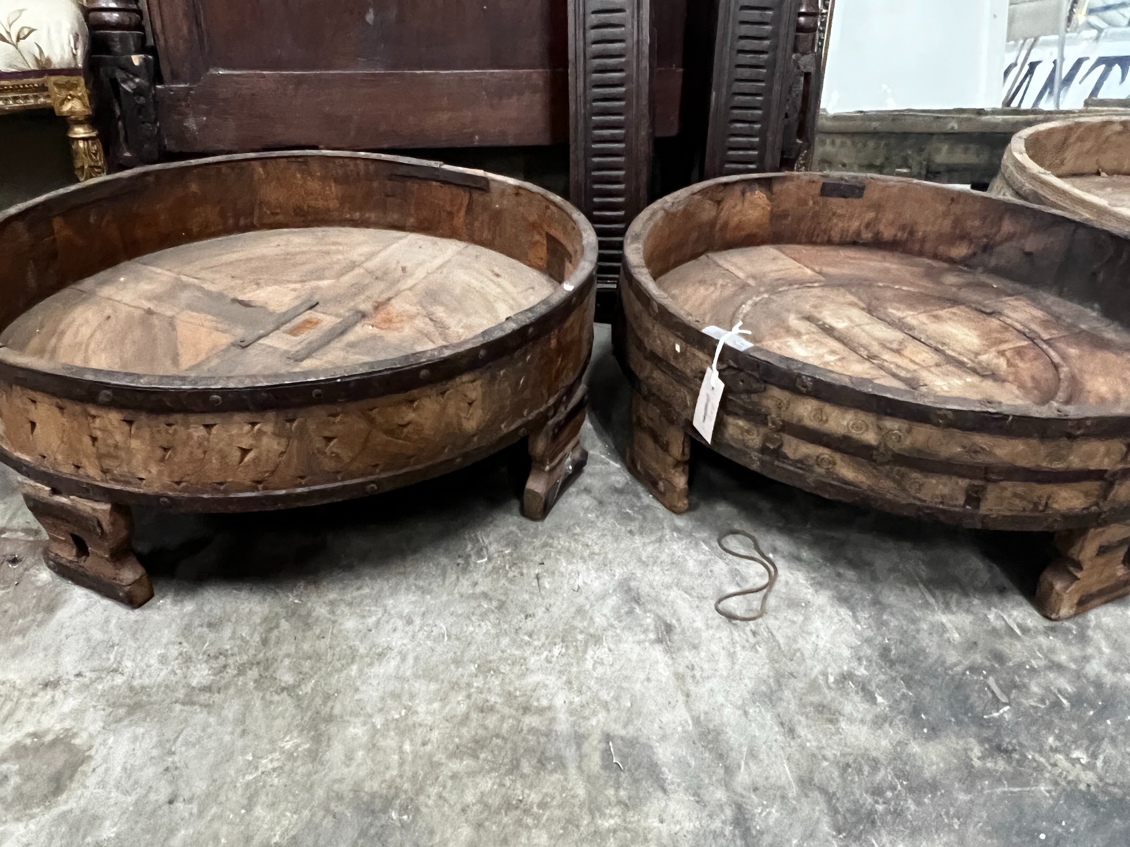 Four chip carved mazers, largest diameter 76cm, and a pair of Afghan stools - Bild 2 aus 4