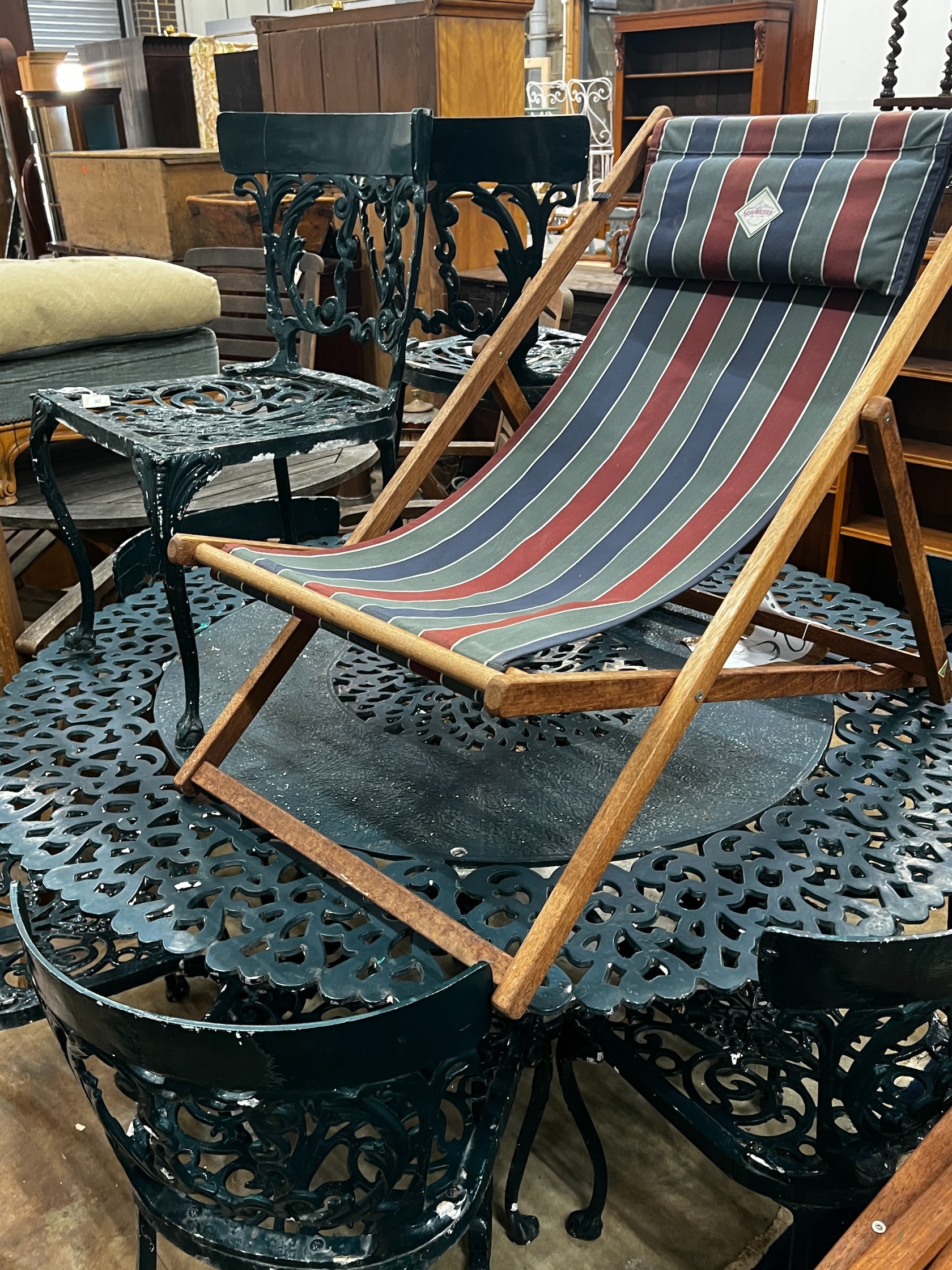 A Victorian style circular aluminium garden table and eight aluminium garden chairs, table 142cm - Bild 5 aus 5