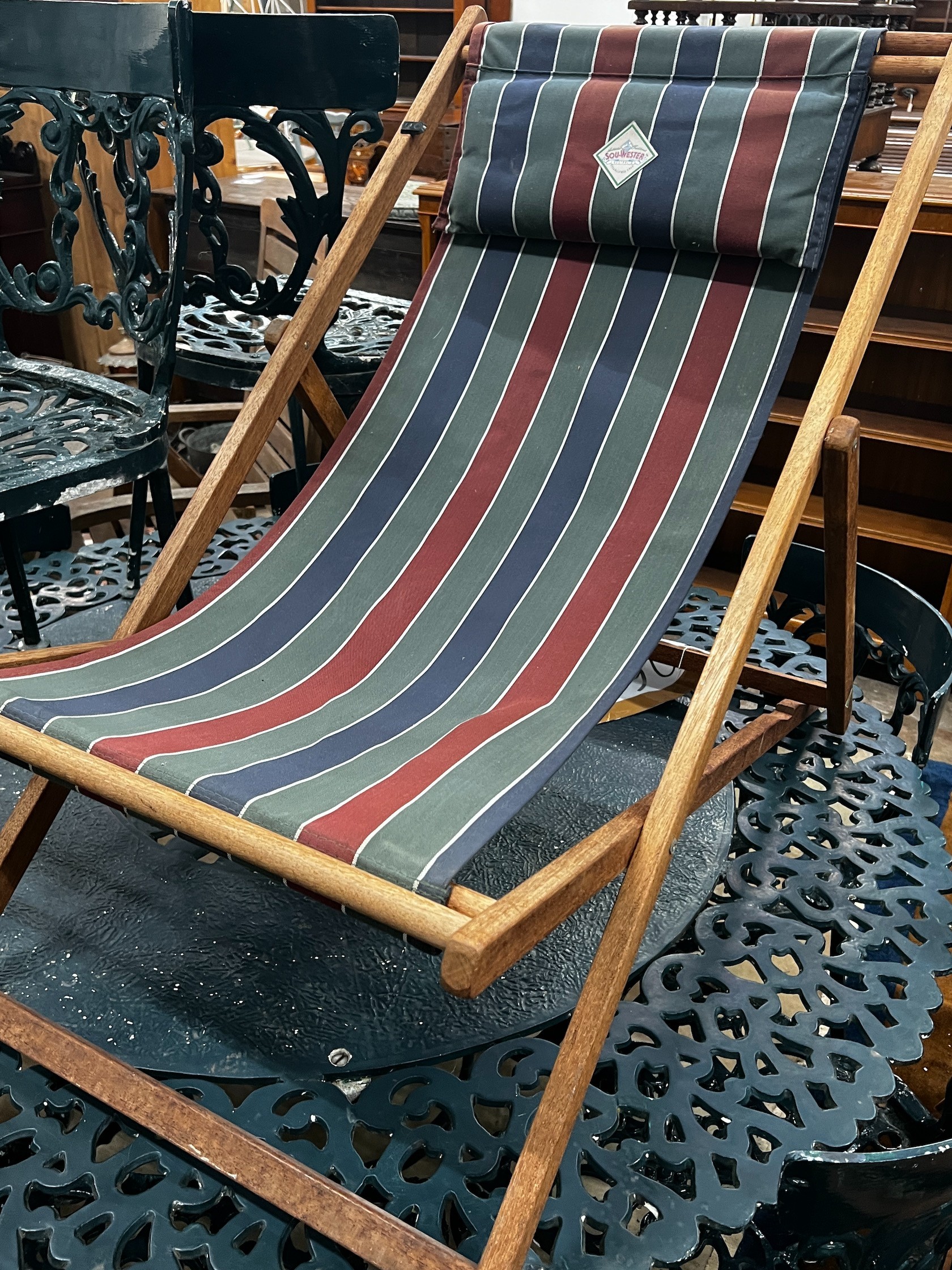 A Victorian style circular aluminium garden table and eight aluminium garden chairs, table 142cm - Bild 4 aus 5