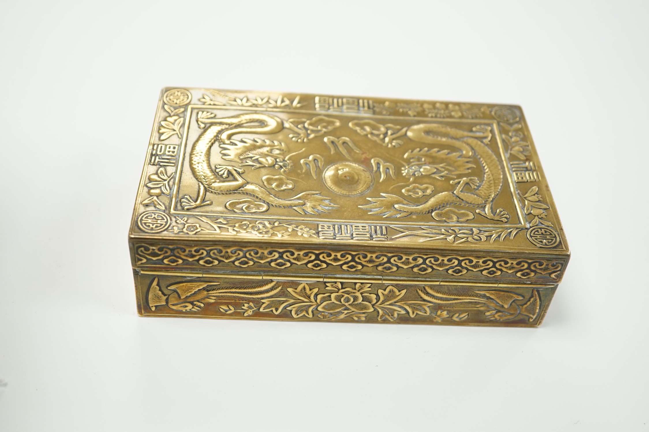 A Chinese brass 'dragon' cigarette box, 15.5cm - Bild 4 aus 5