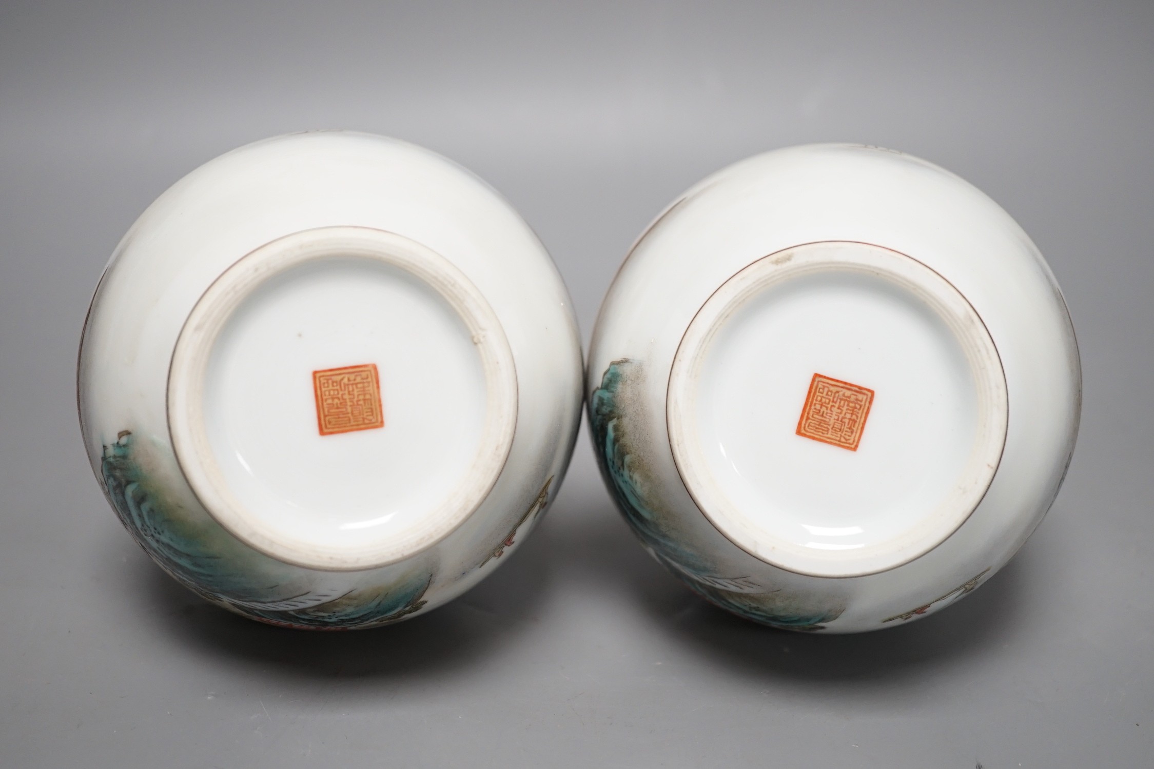 A pair of Chinese enamelled vases, 15cms high - Bild 6 aus 7