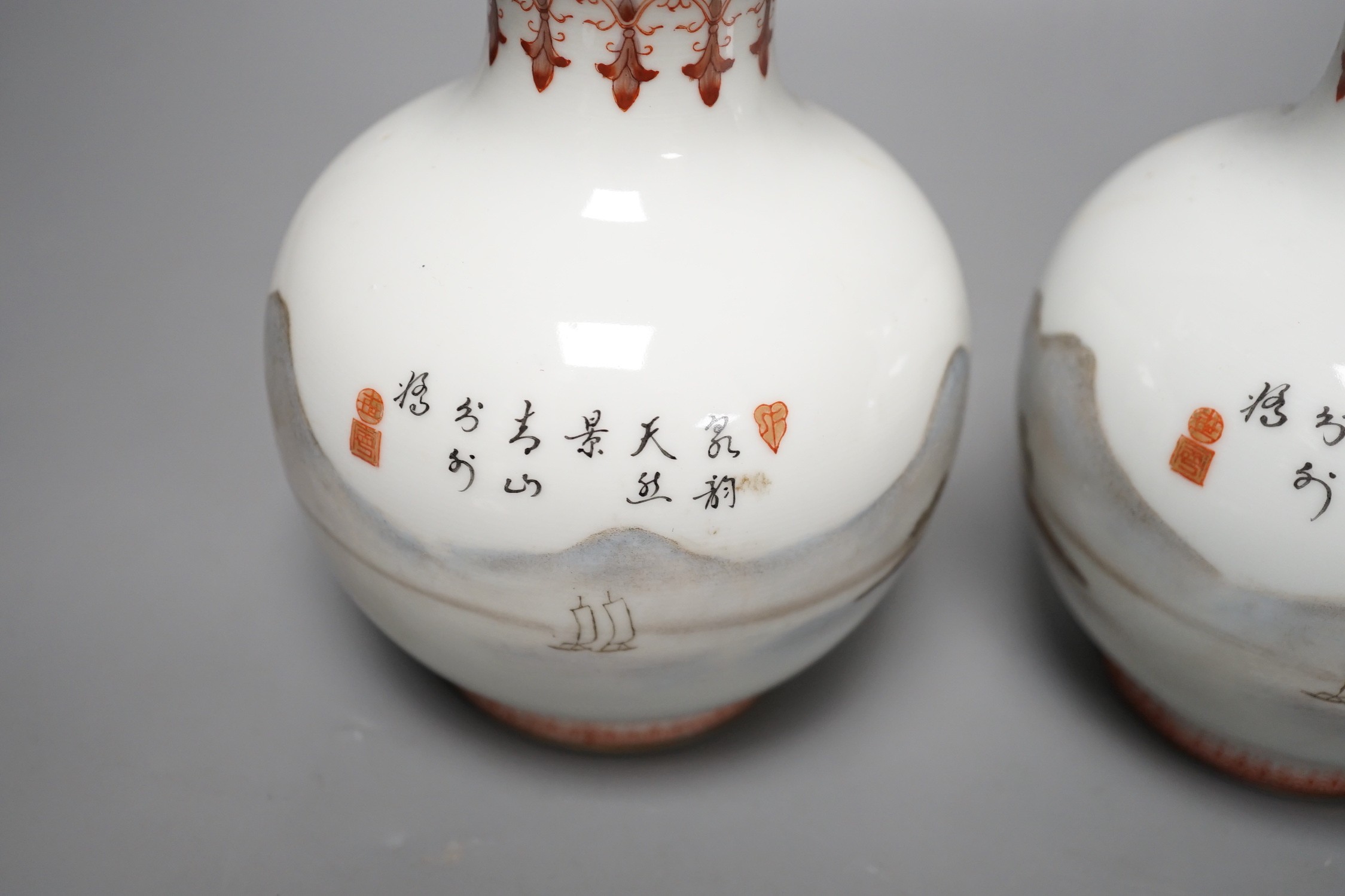 A pair of Chinese enamelled vases, 15cms high - Bild 5 aus 7