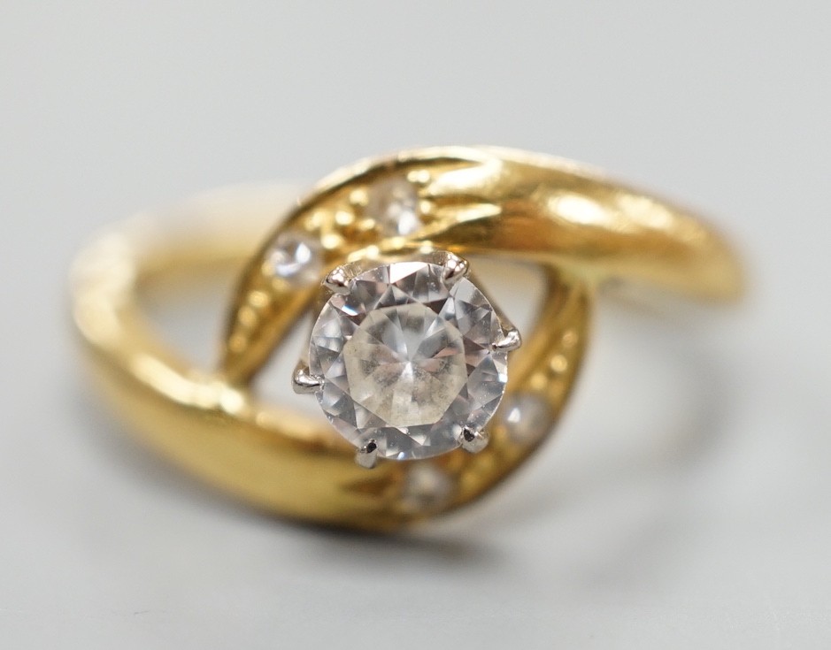 A continental yellow metal and single stone diamond set ring, with diamond set crossover - Image 2 of 4