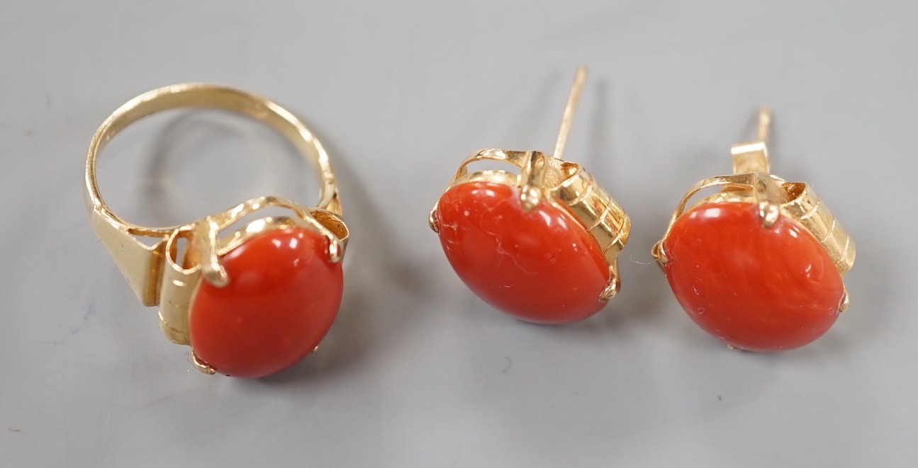 A 14k yellow metal and cabochon coral set oval ring, size N and a pair of matching earrings, lacking - Image 2 of 3