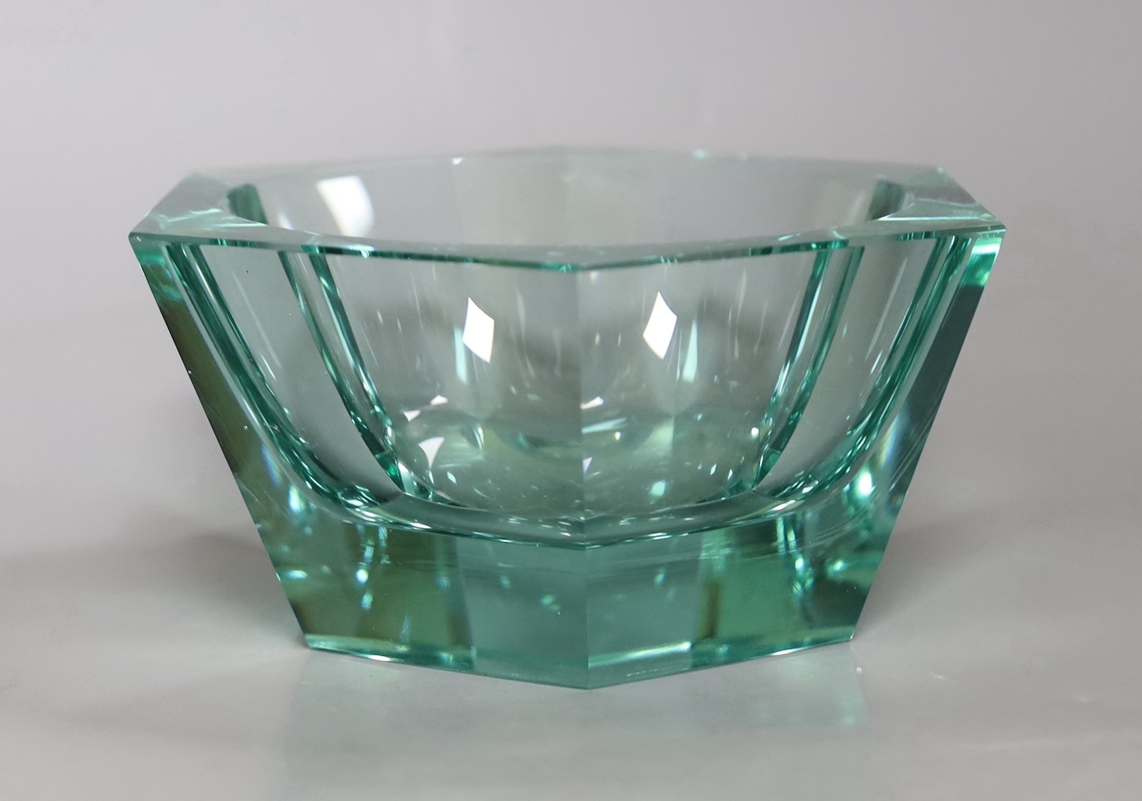 A hexagonal green Moser glass bowl - Bild 2 aus 4