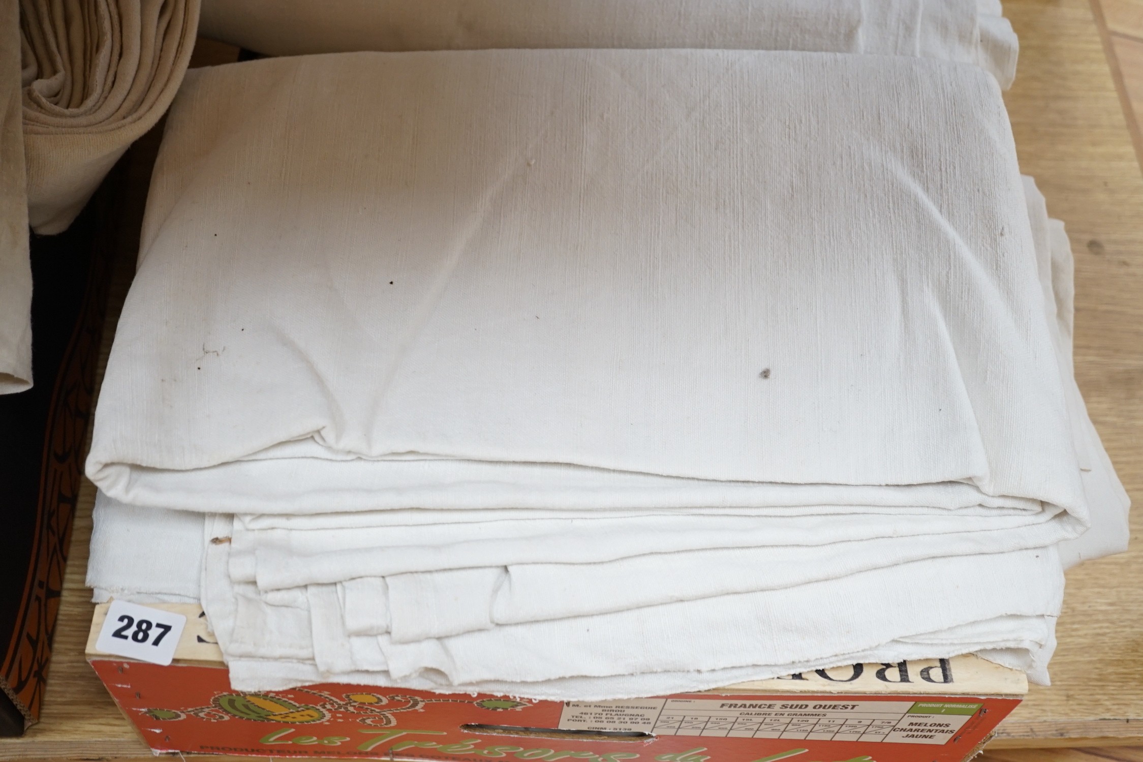 A large quantity of coarse French provincial linen sheets, - Bild 2 aus 3