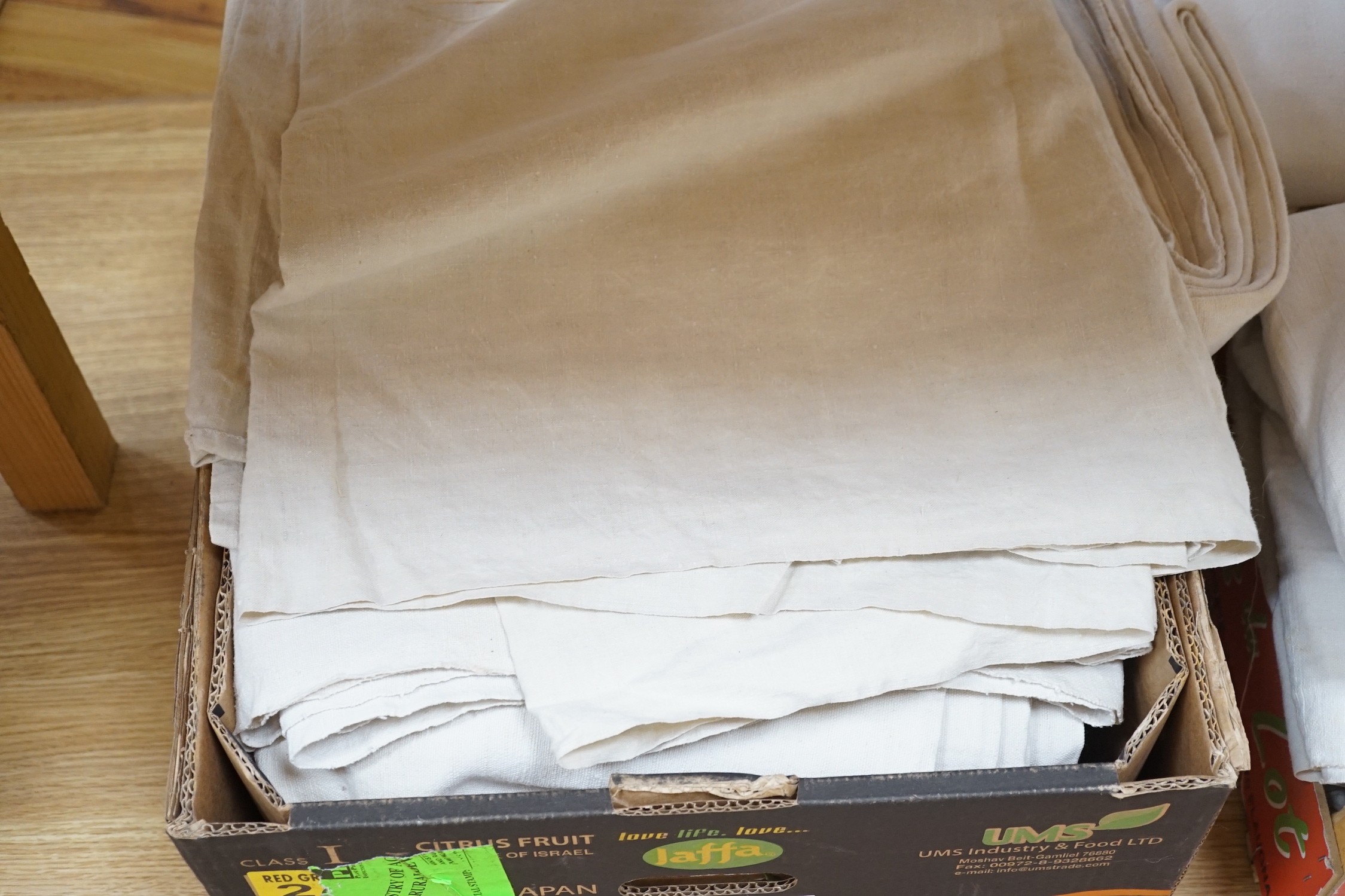A large quantity of coarse French provincial linen sheets, - Bild 3 aus 3