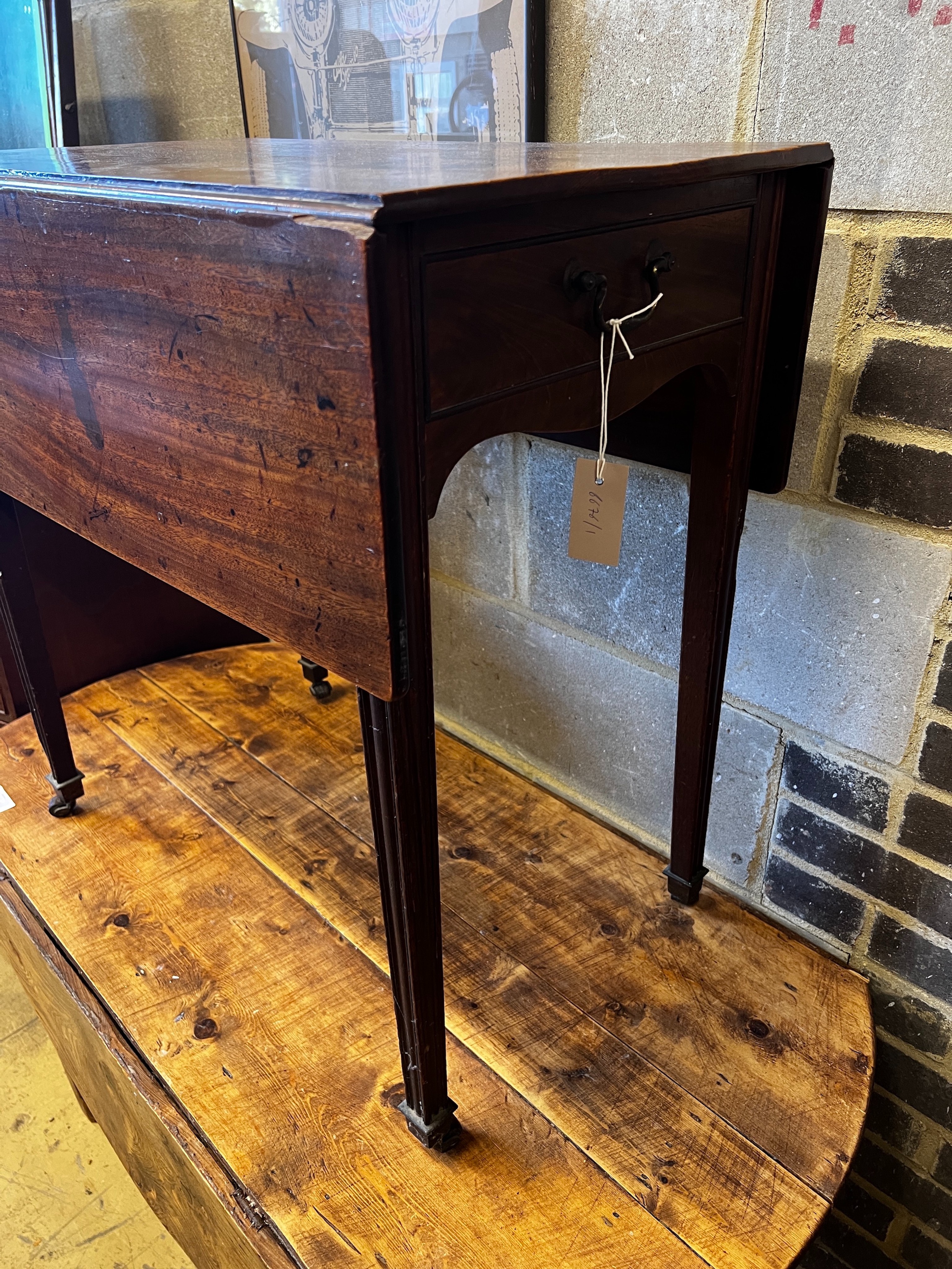 A George III mahogany Pembroke table, width 71cm, depth 43cm, height 72cm - Bild 4 aus 4