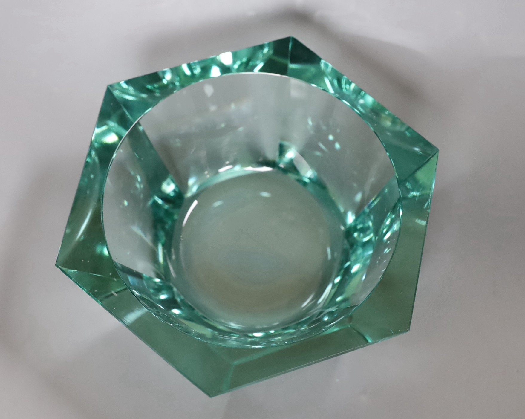 A hexagonal green Moser glass bowl - Bild 3 aus 4