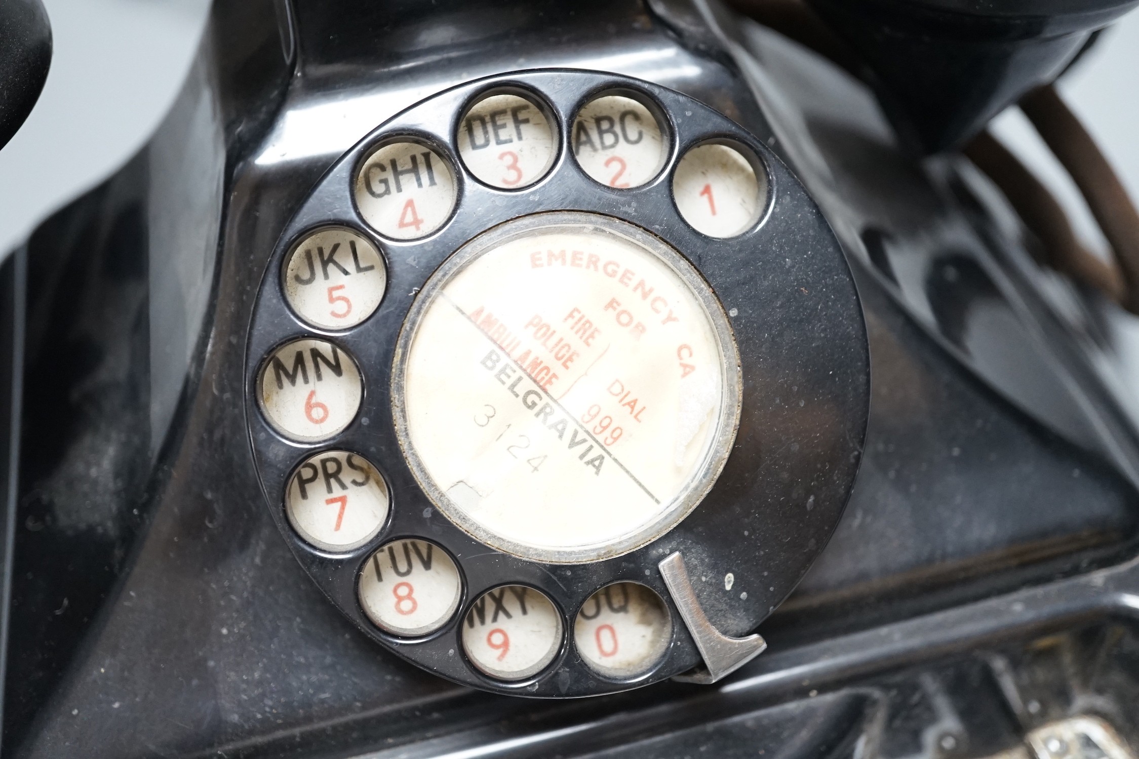 A vintage Bakelite GPO telephone - Image 2 of 3