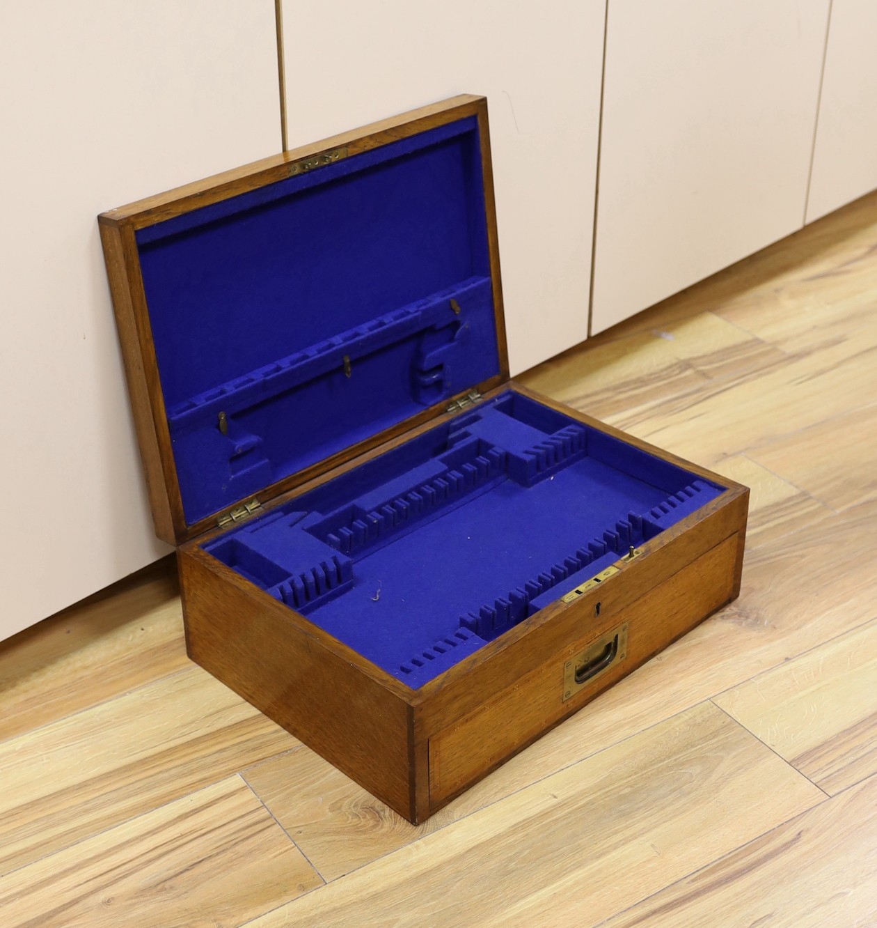 An inlaid oak canteen case, without contents, 48cm - Bild 2 aus 3