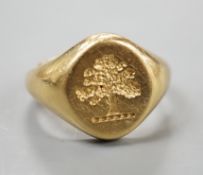 A modern 18ct gold intaglio signet ring, carved with an oak tree, size P, 16.3 grams.
