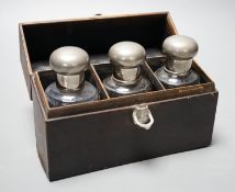 A mid 20th century Moynat Paris travelling triple scent bottle case, 18cm wide