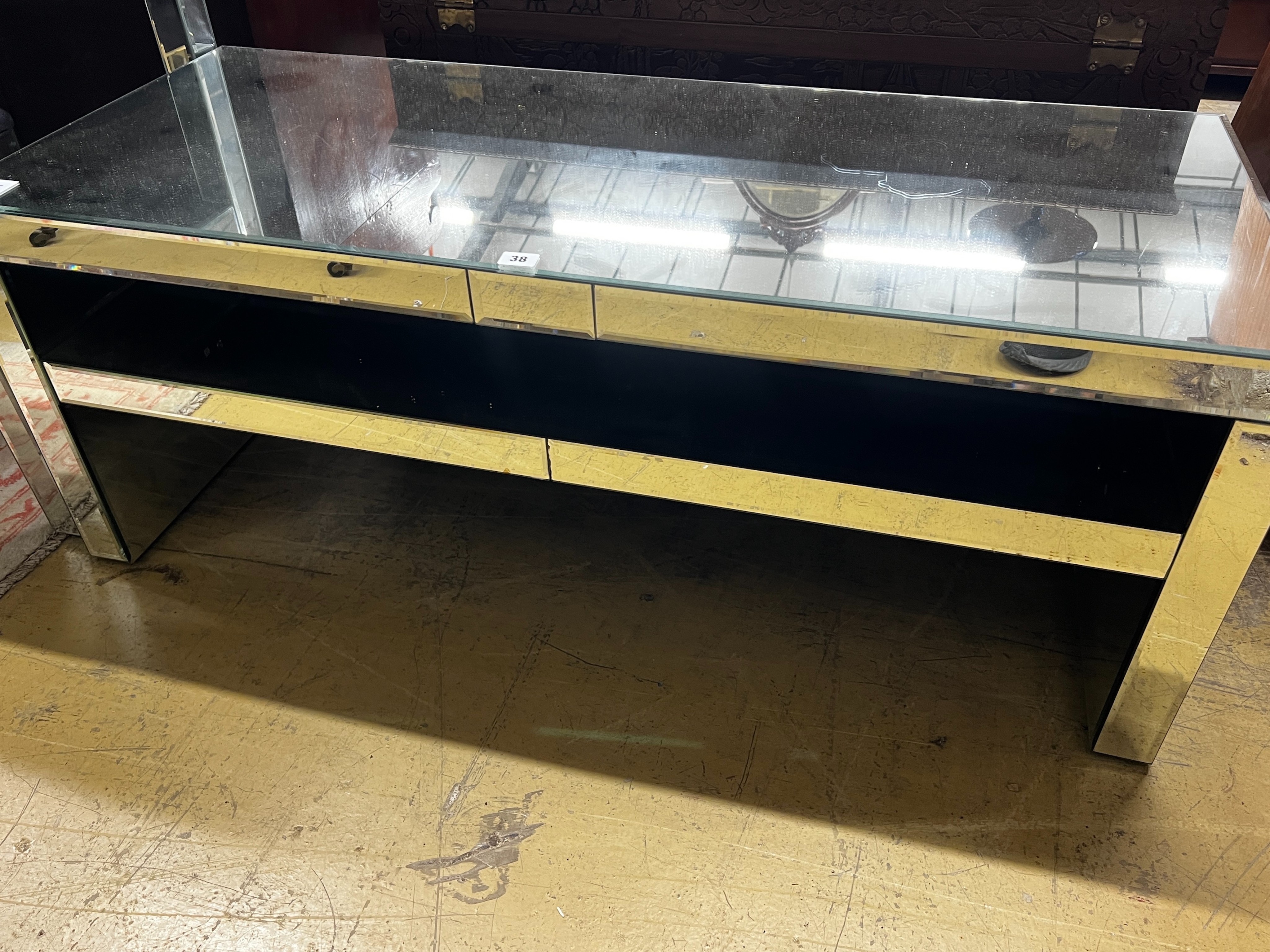 A contemporary mirrored coffee table, width 120cm, depth 50cm, height 46cm - Bild 3 aus 3