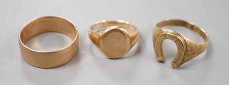 Three 9ct gold rings including a horseshoe ring, wedding band and signet, 17.4 grams.