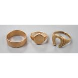 Three 9ct gold rings including a horseshoe ring, wedding band and signet, 17.4 grams.