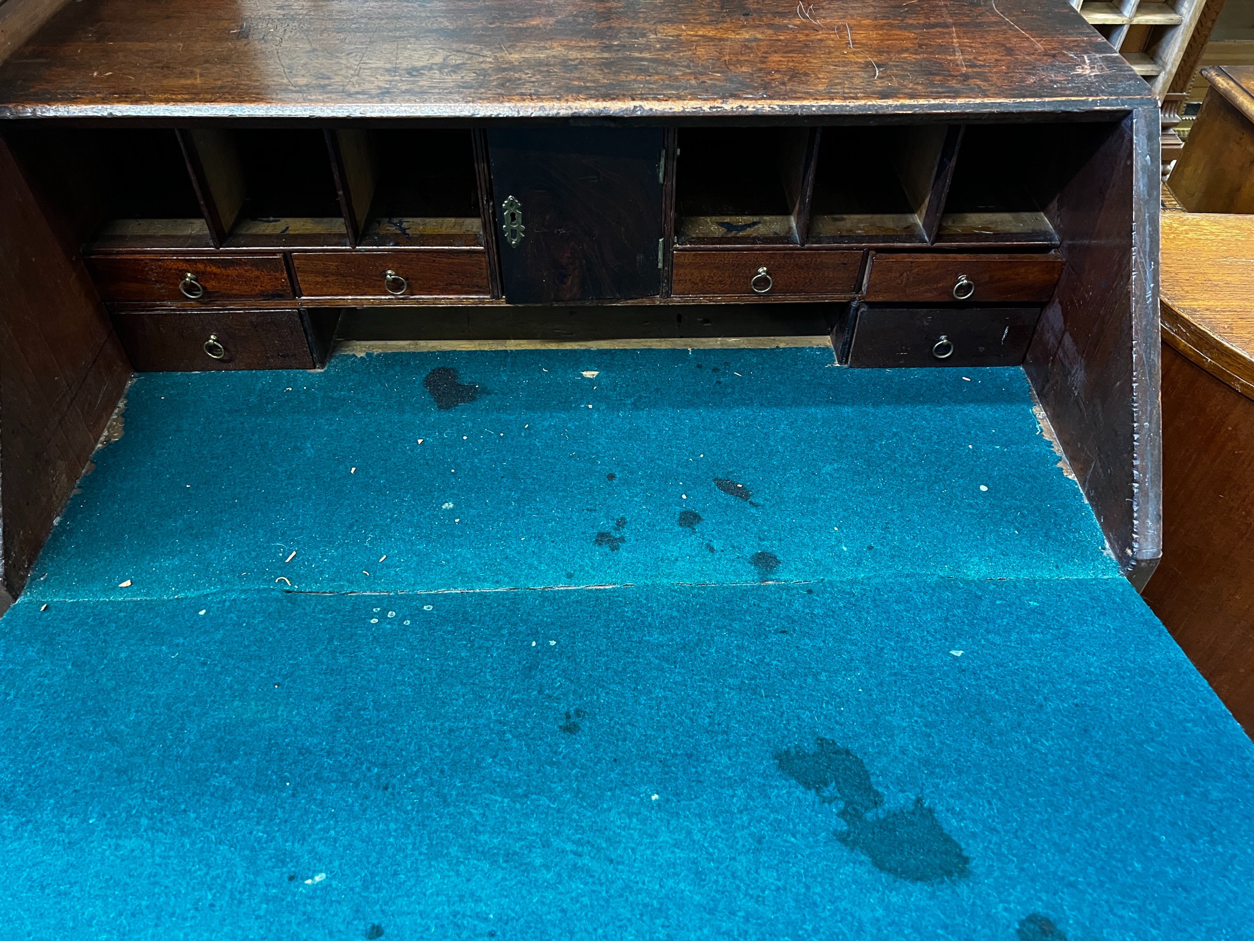 A small George III mahogany bureau, width 84cm, depth 47cm, height 104cm - Bild 2 aus 2