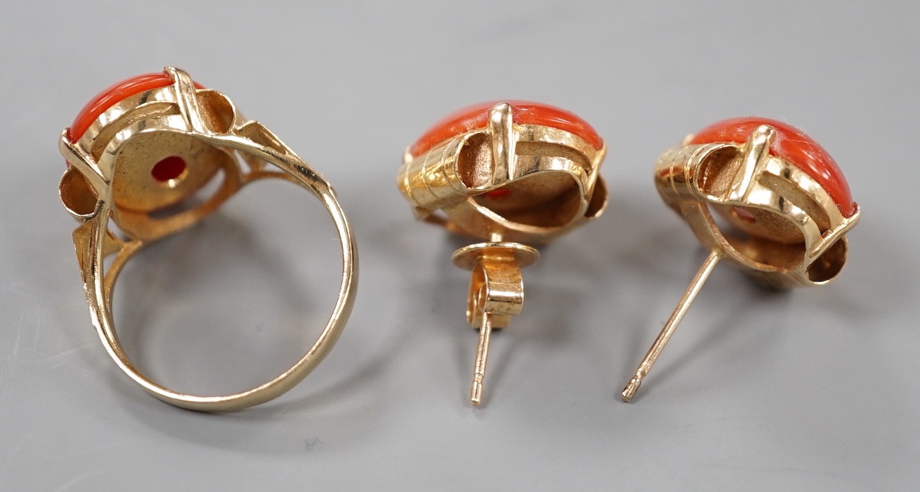 A 14k yellow metal and cabochon coral set oval ring, size N and a pair of matching earrings, lacking - Image 3 of 3