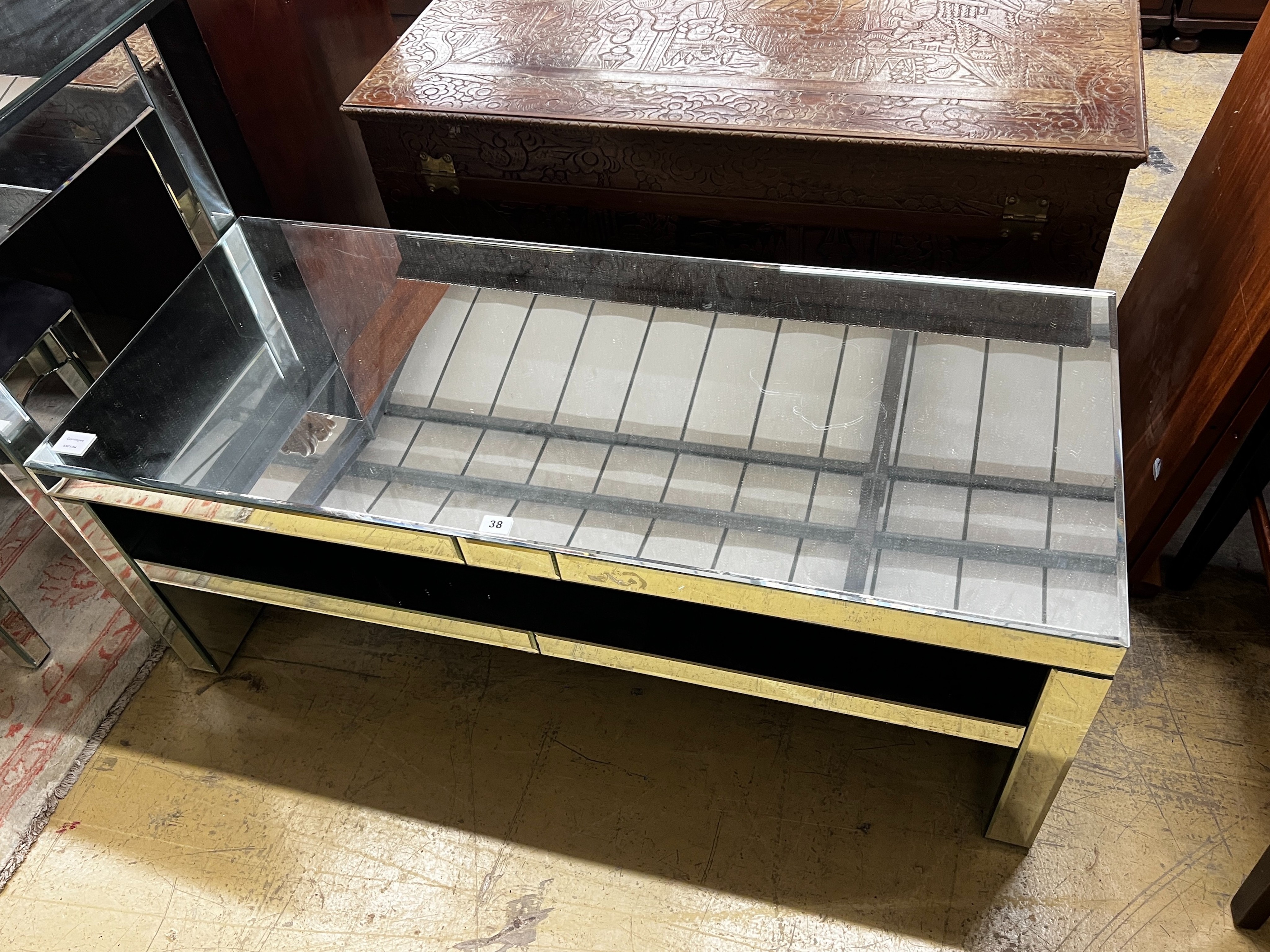 A contemporary mirrored coffee table, width 120cm, depth 50cm, height 46cm - Bild 2 aus 3