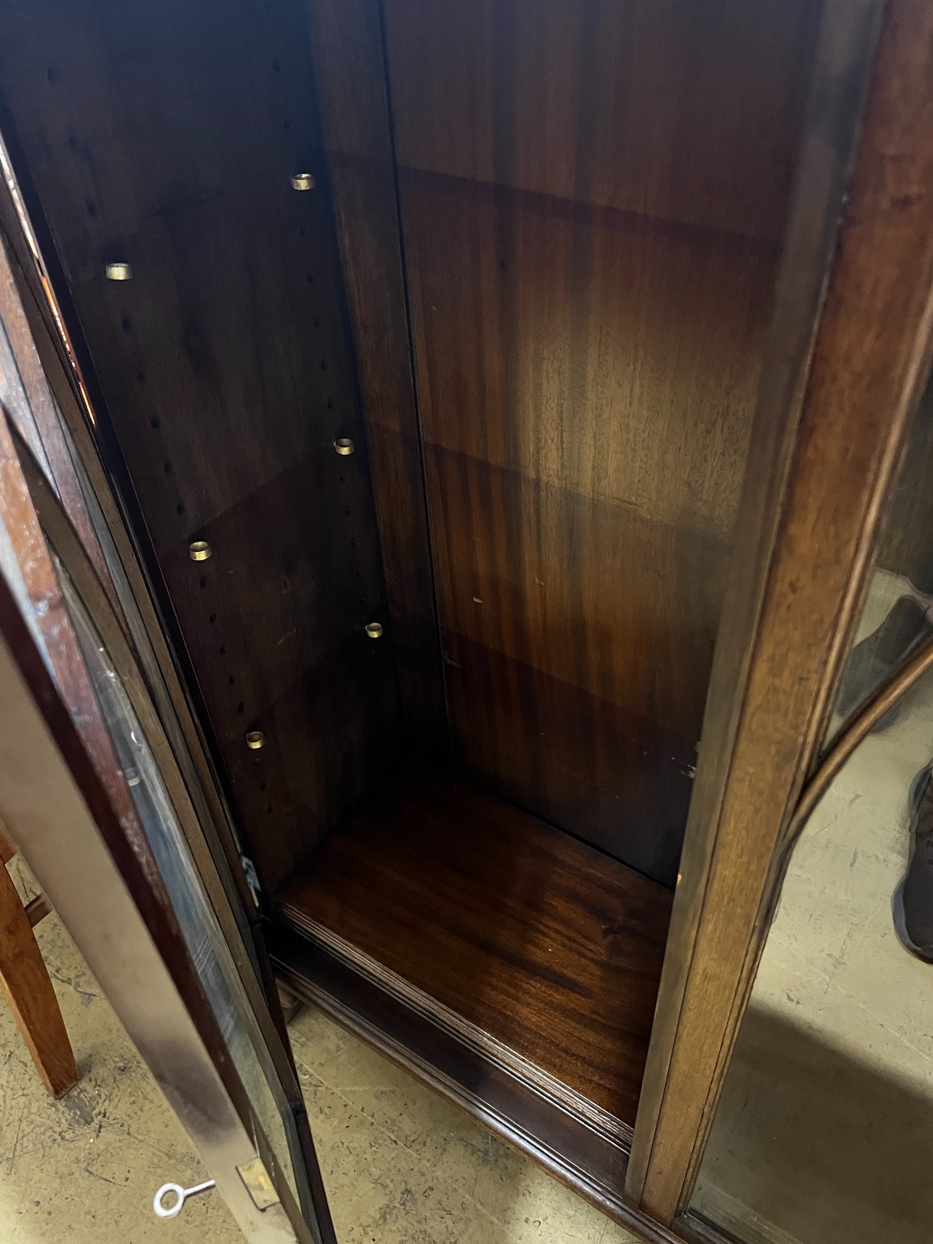 An early 20th century George III style mahogany bookcase, width 132cm, depth 29cm, height 108cm - Bild 2 aus 2