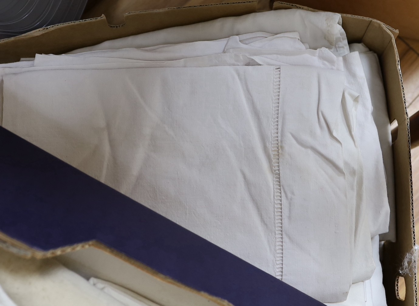 Two boxes of French provincial sheets - Image 4 of 4