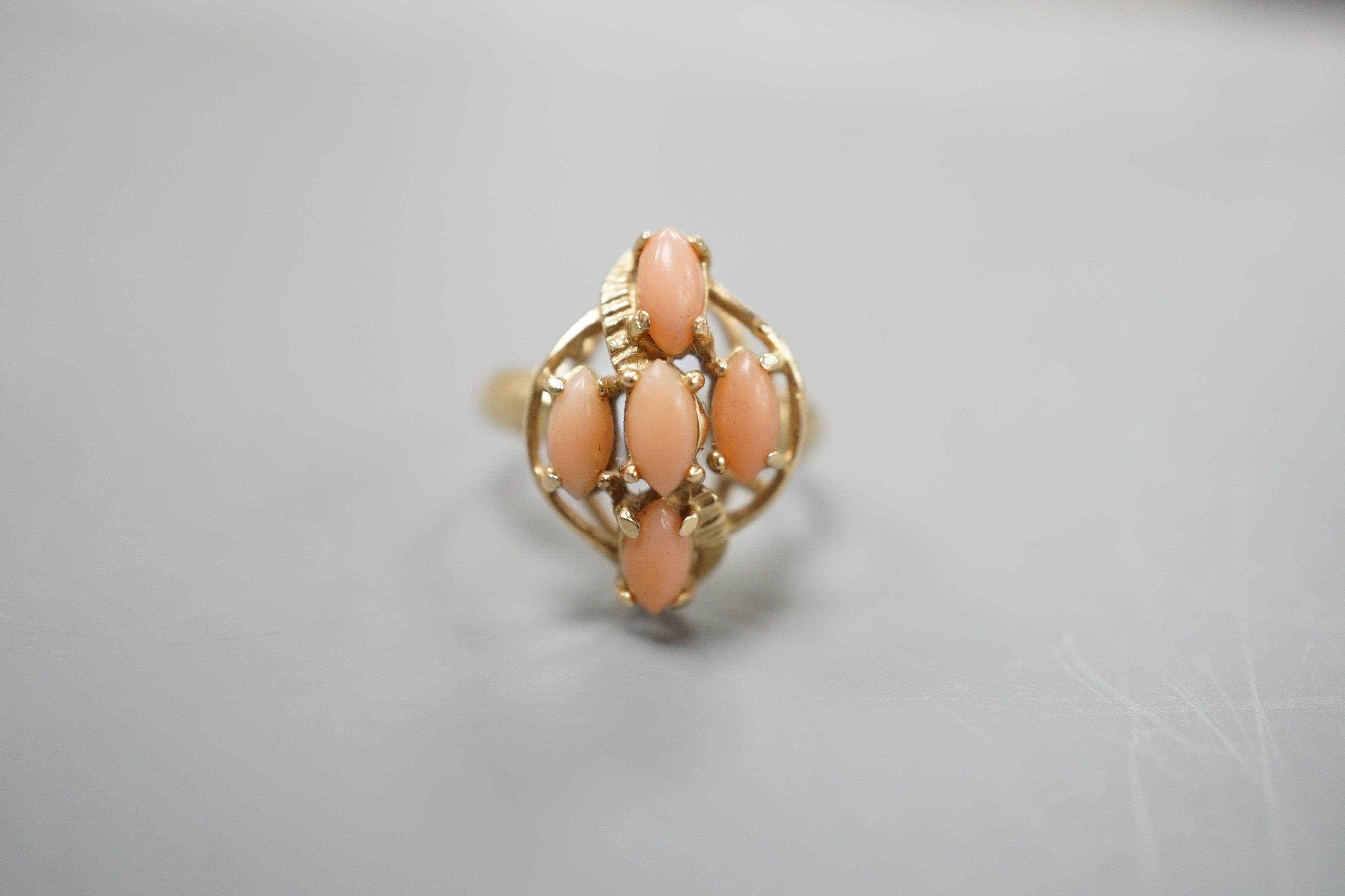 A modern 14k yellow metal and five stone oval coral bead set dress ring, size J/K, gross weight 2. - Image 2 of 4