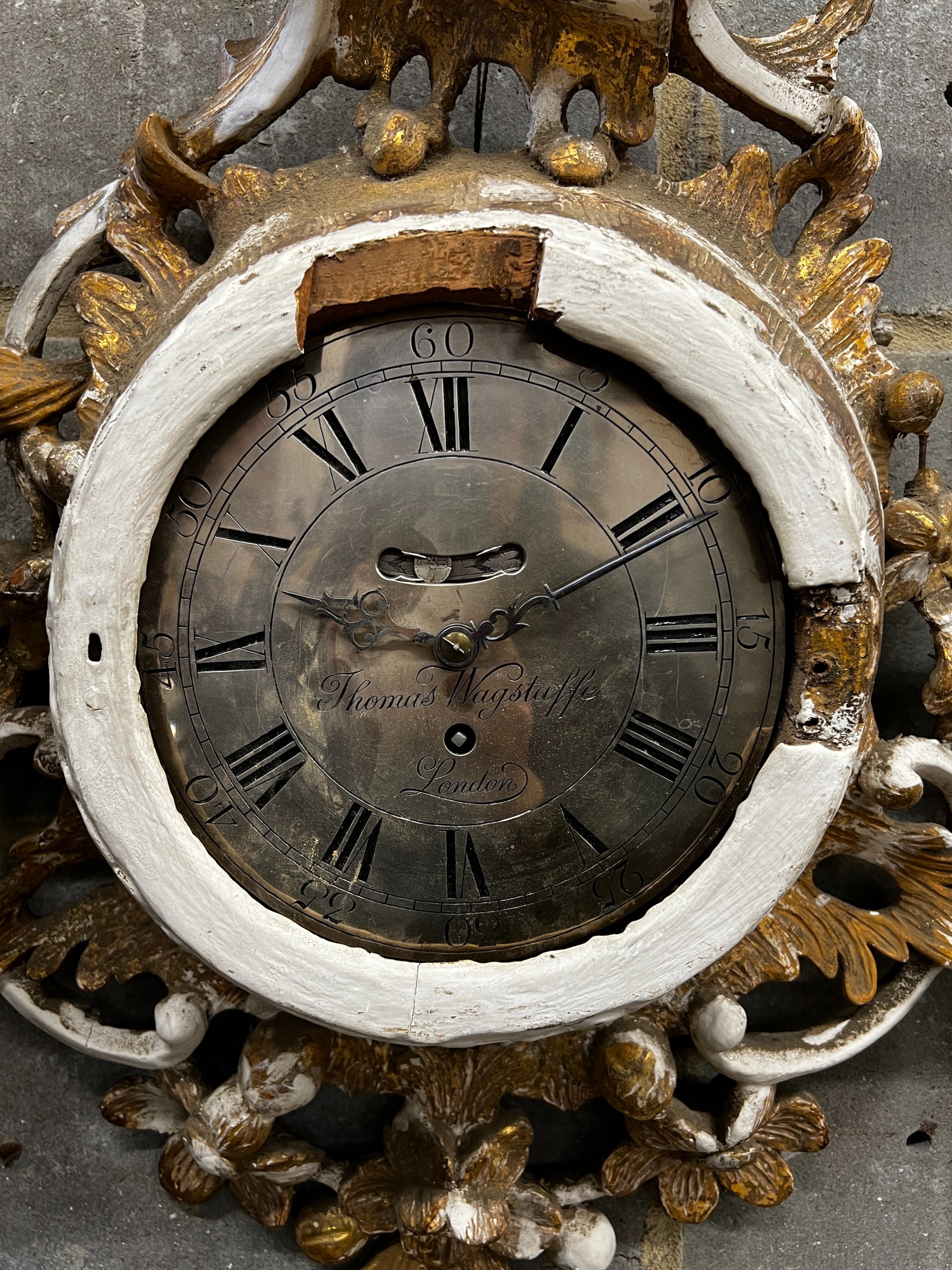 An early 19th century carved giltwood single fusee wall timepiece, silvered dial marked Thomas - Bild 2 aus 5
