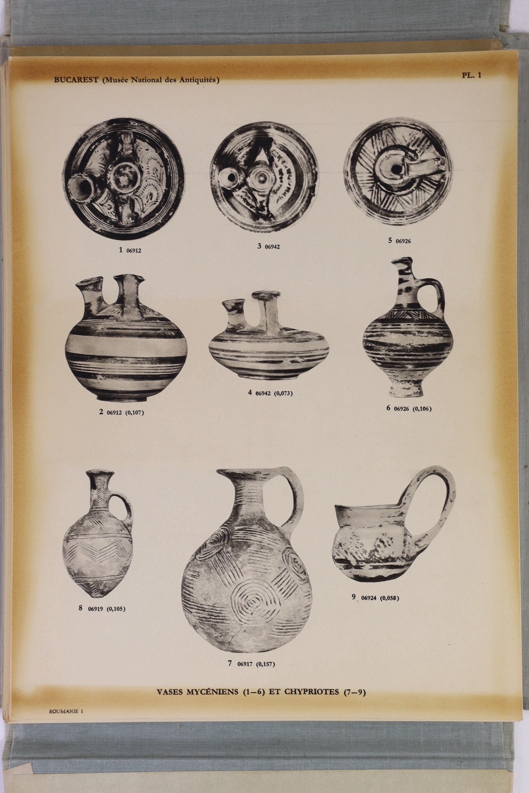 ° ° Corpus Vasorum Antiquorum - Roumanie Institut d'Archaeologie Musee National des Antiquites. - Image 2 of 4