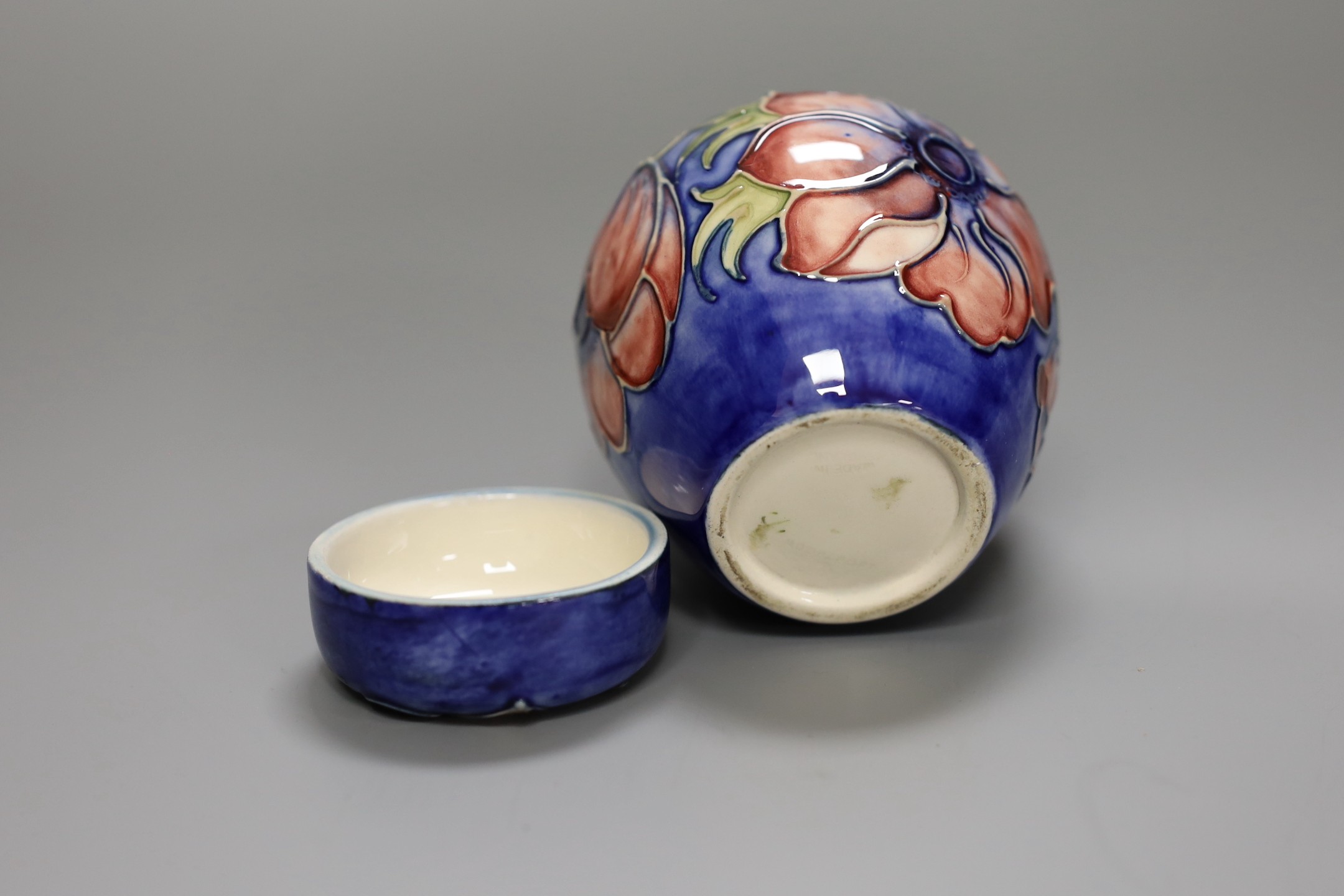 A small Moorcroft anenome ginger jar and cover, 10cm - Image 5 of 5