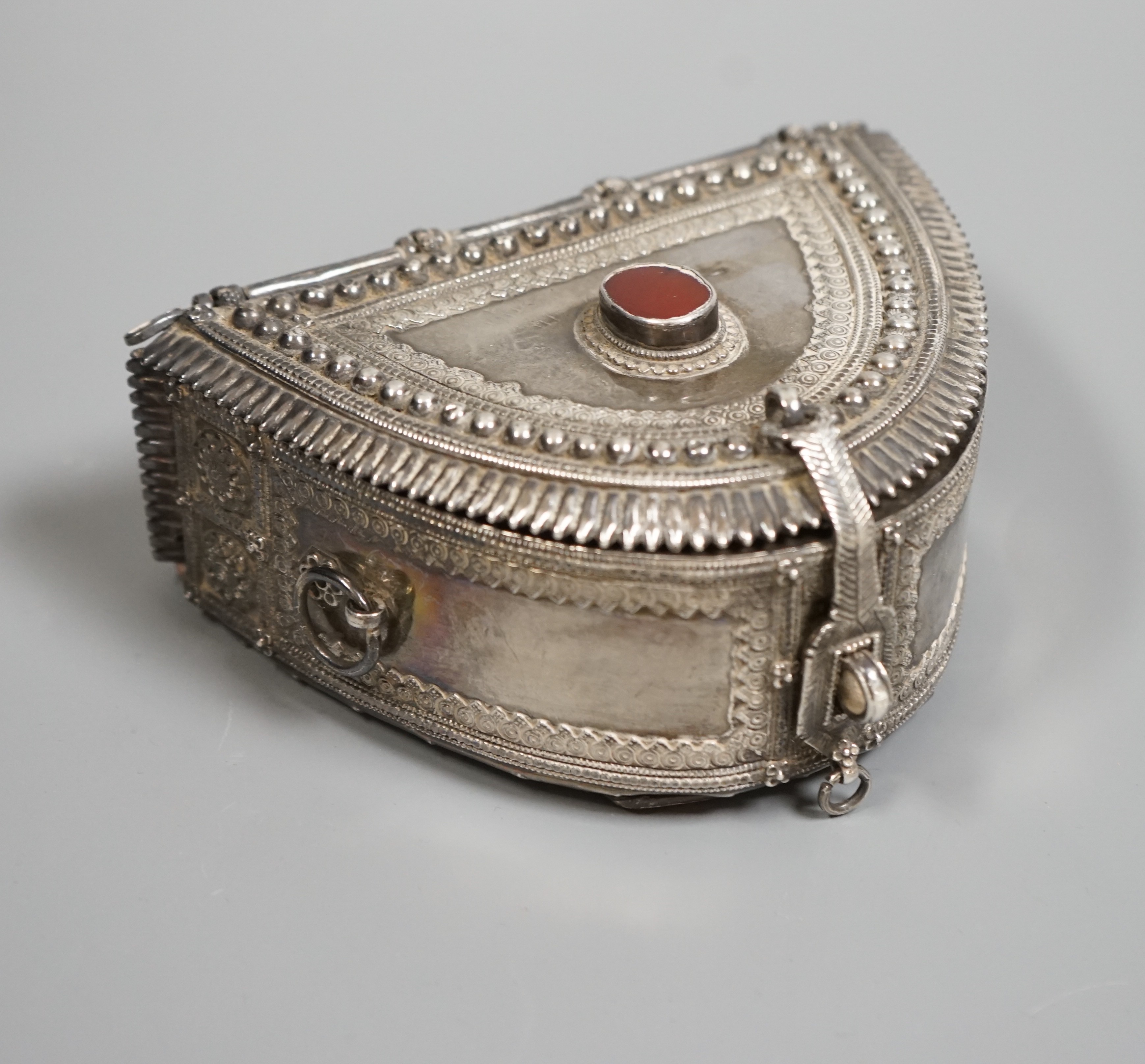 A Yemeni white metal and leather belt purse, early 20th century, 12.5cm wide - Image 3 of 4