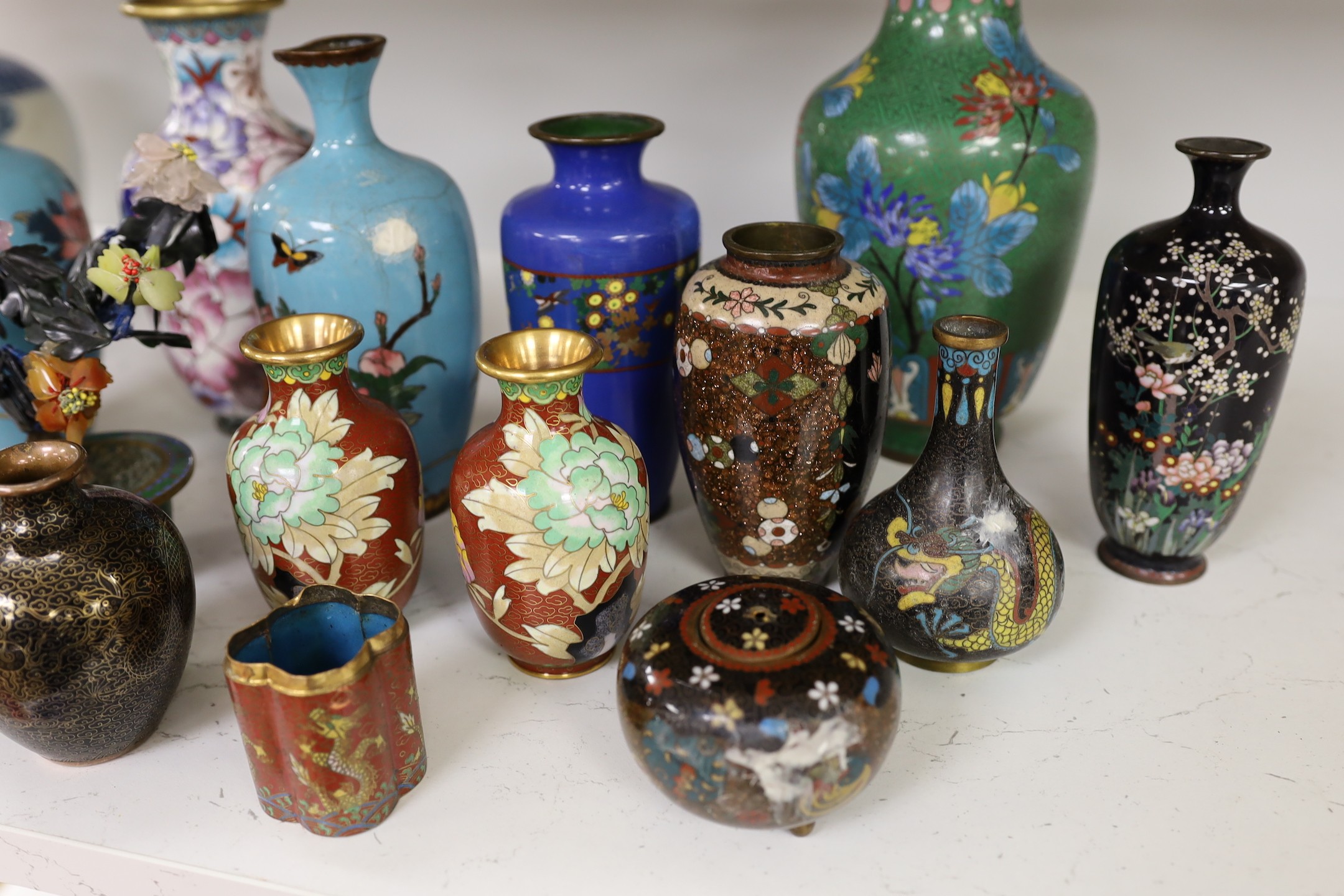 A group of Chinese and Japanese cloisonné enamel vases etc. tallest 22cm - Image 4 of 6