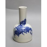 A Chinese blue and white mallet-shaped vase, 18cm