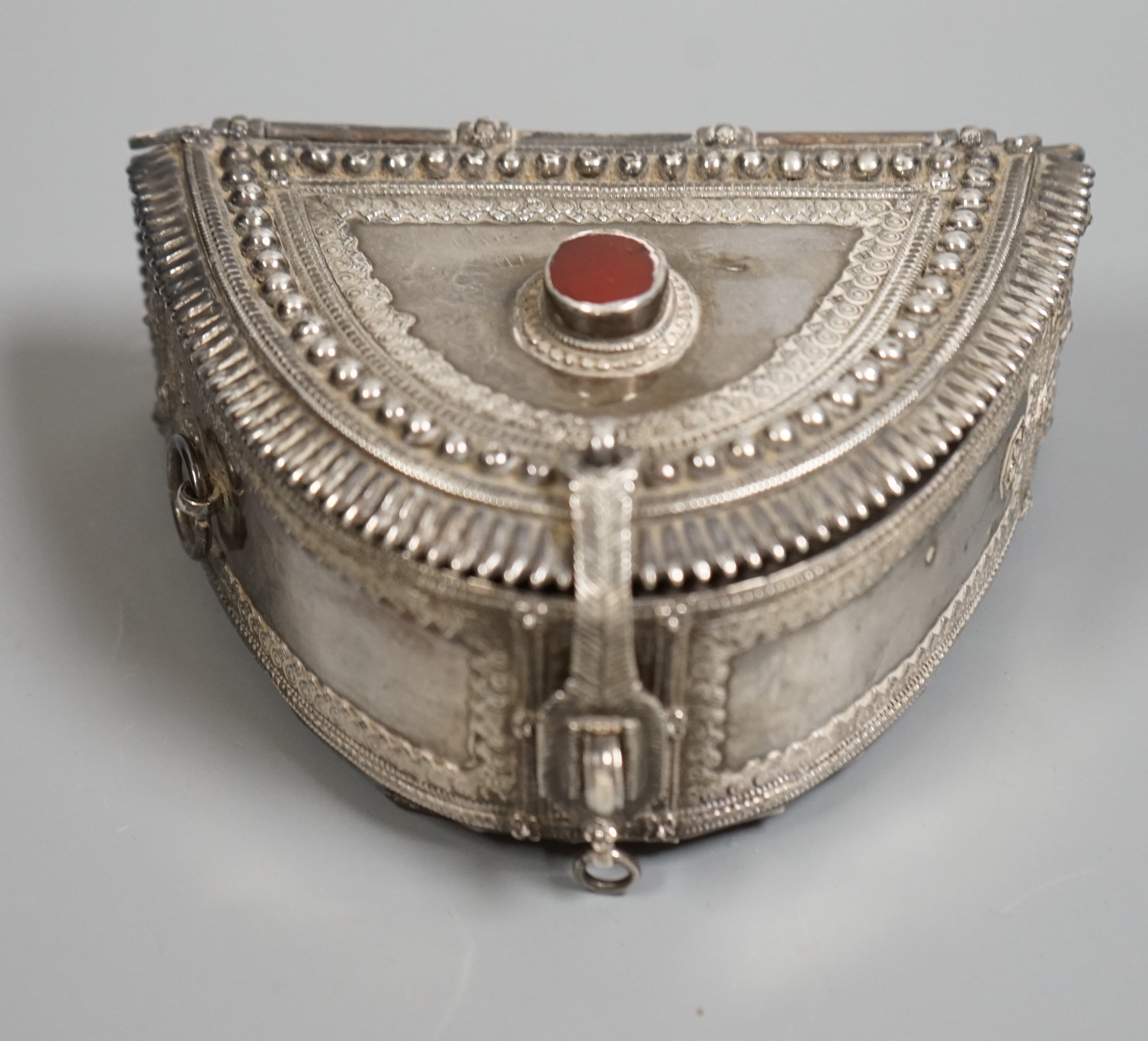 A Yemeni white metal and leather belt purse, early 20th century, 12.5cm wide - Image 2 of 4