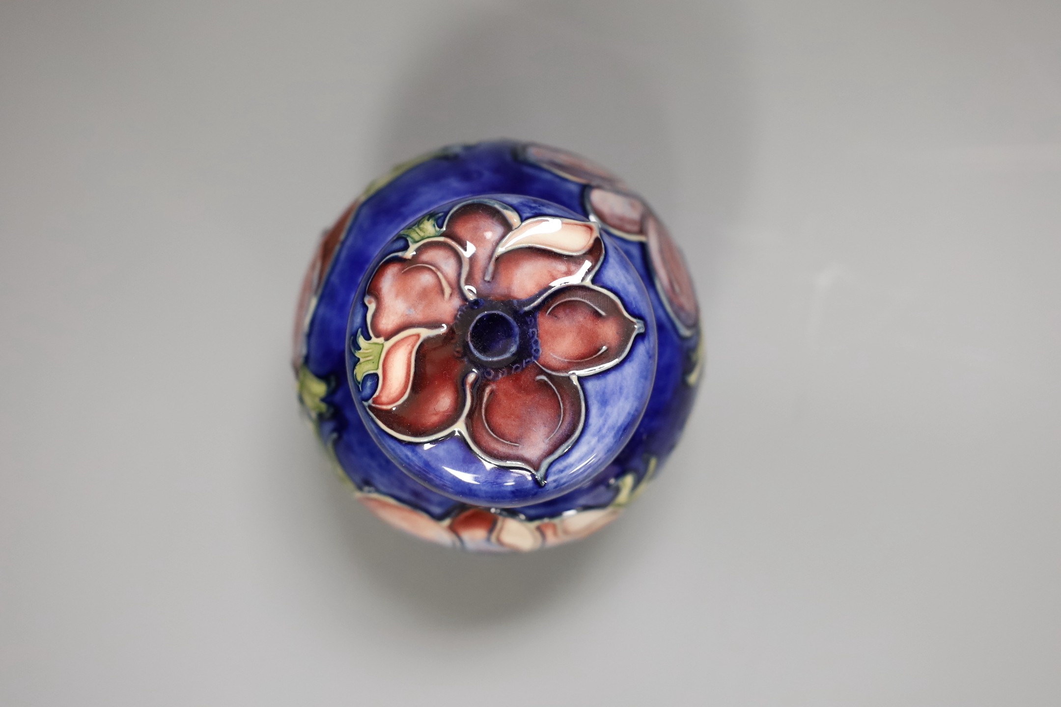 A small Moorcroft anenome ginger jar and cover, 10cm - Image 3 of 5