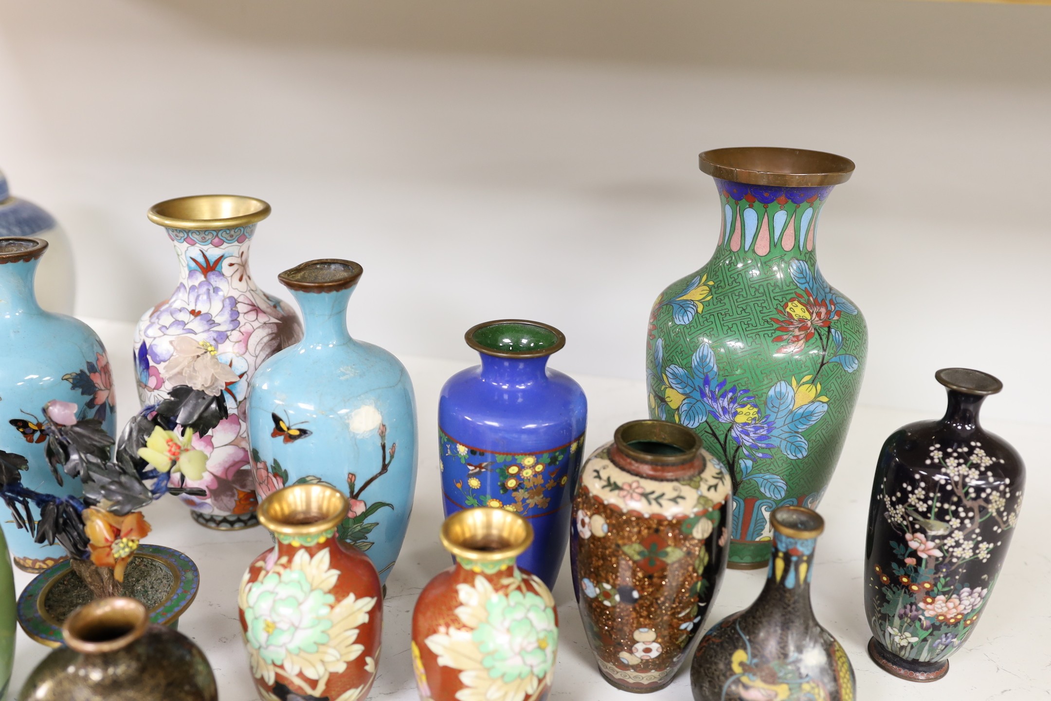 A group of Chinese and Japanese cloisonné enamel vases etc. tallest 22cm - Image 5 of 6