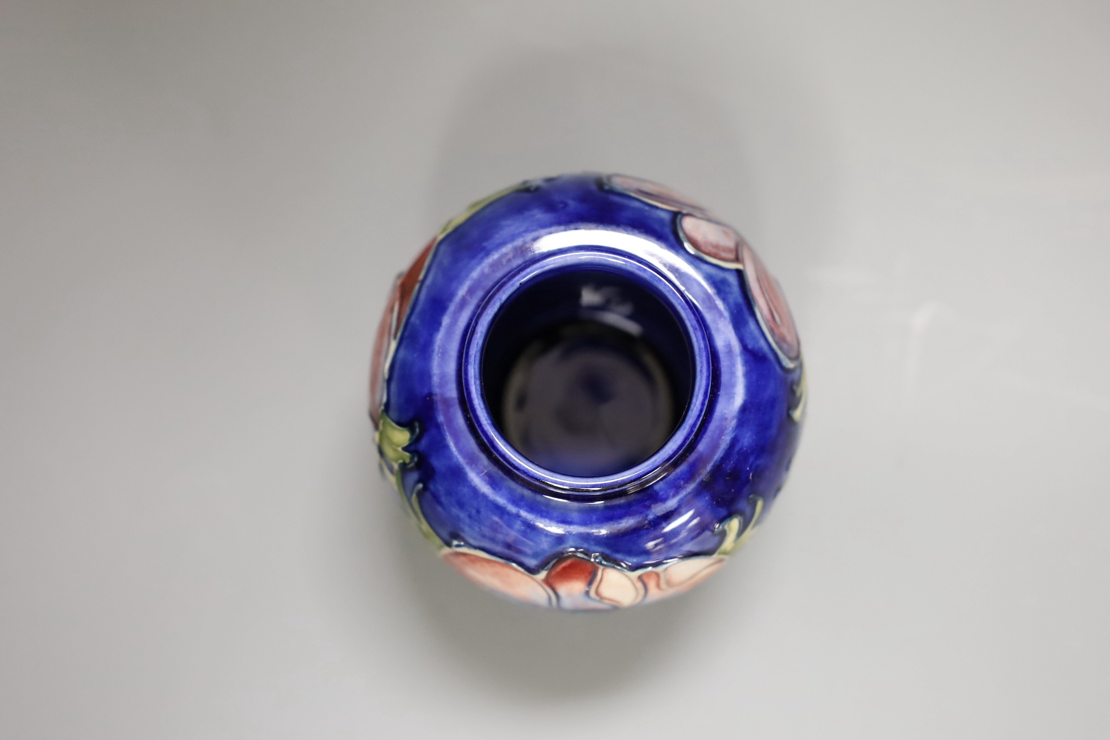 A small Moorcroft anenome ginger jar and cover, 10cm - Image 4 of 5